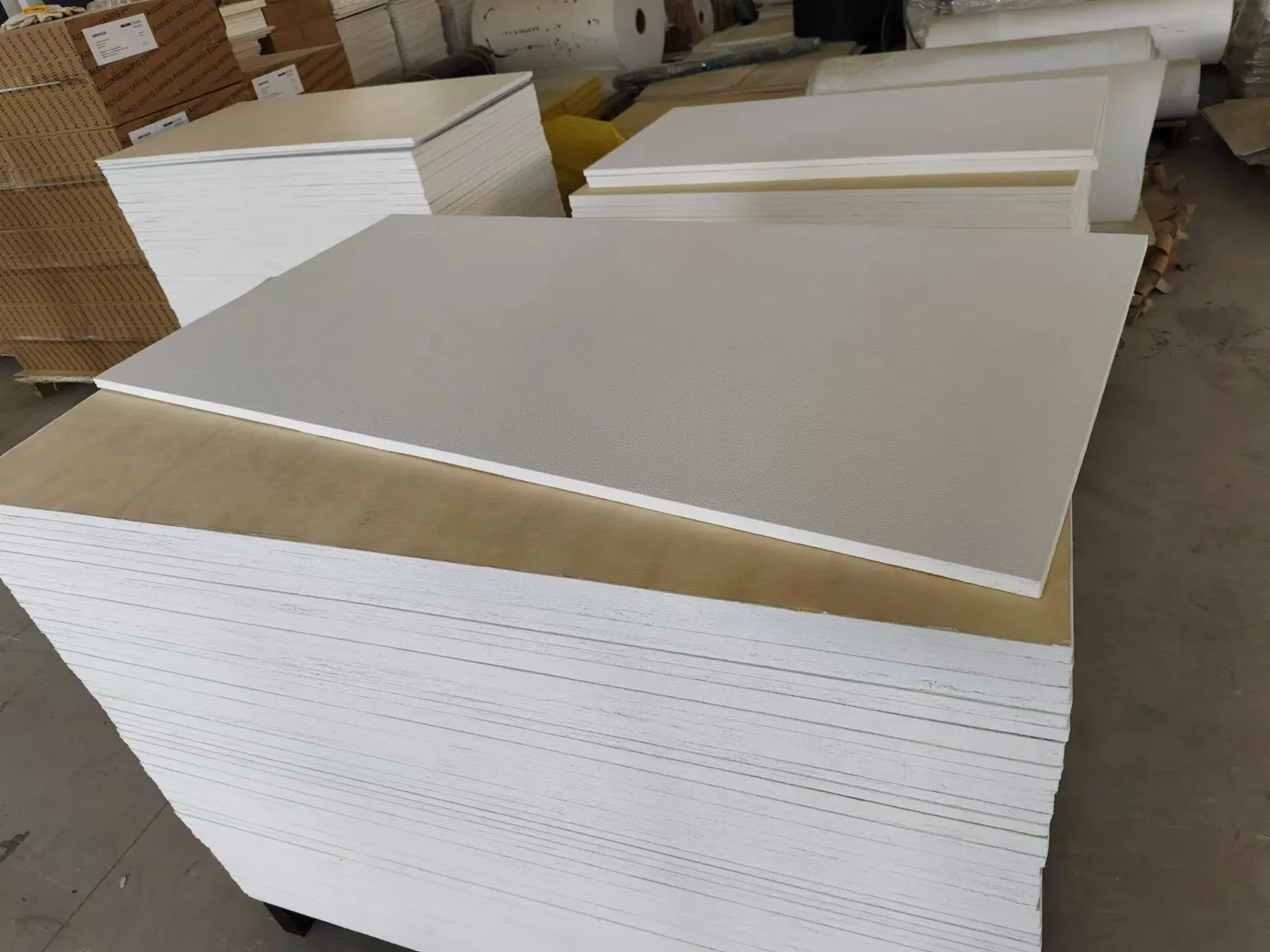 Factory Supply Fireproof and Soundproof 15mm/20mm Thickness Acoustic Panels Fibergass Ceiling Tiles