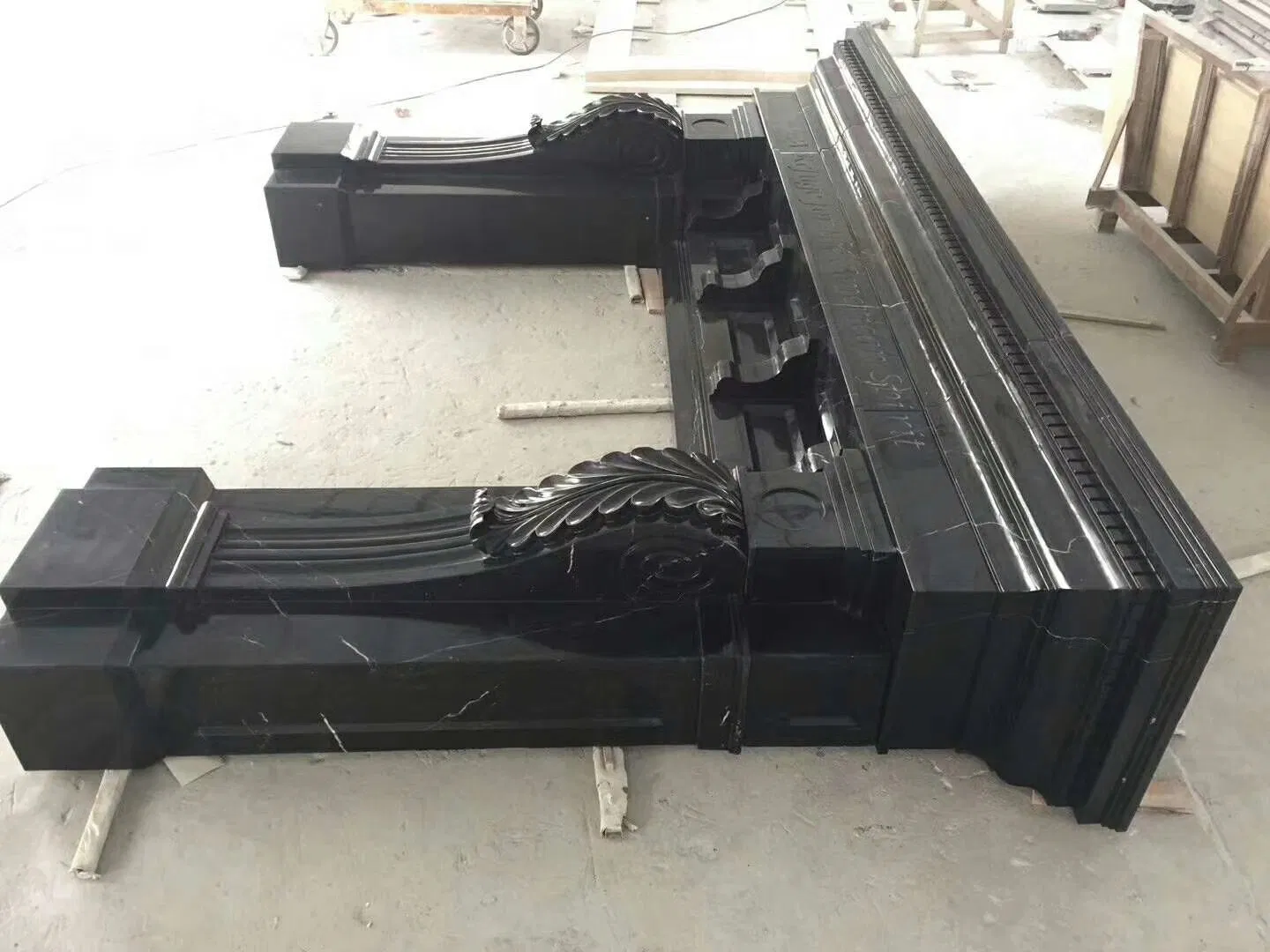Камин из черного мрамора Nero Marquina для интерьера