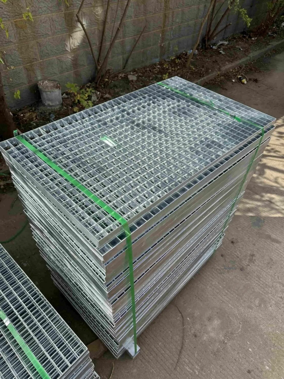 Serrated Multi-Function Galvanized Industrial Steel Grating with High Load-Bearing Capacity