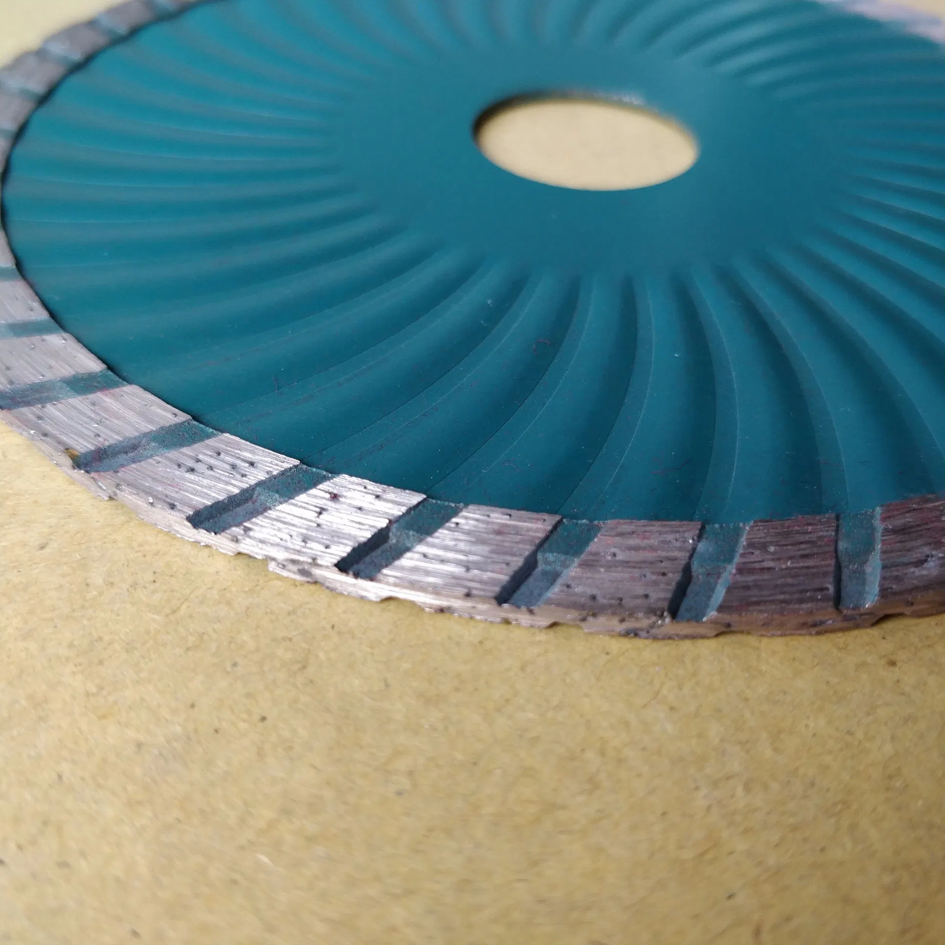 Sintered Turbo Wave Saw Blade Diamond Cutting Disc for Concrete