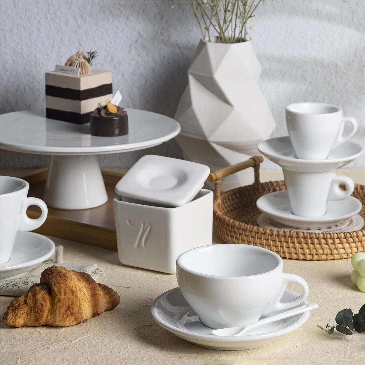 Elegant Wholesale White Porcelain Ceramic Cups and Saucers Set