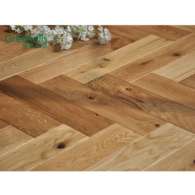 Инженерная паркетная доска елочкой натурального цвета