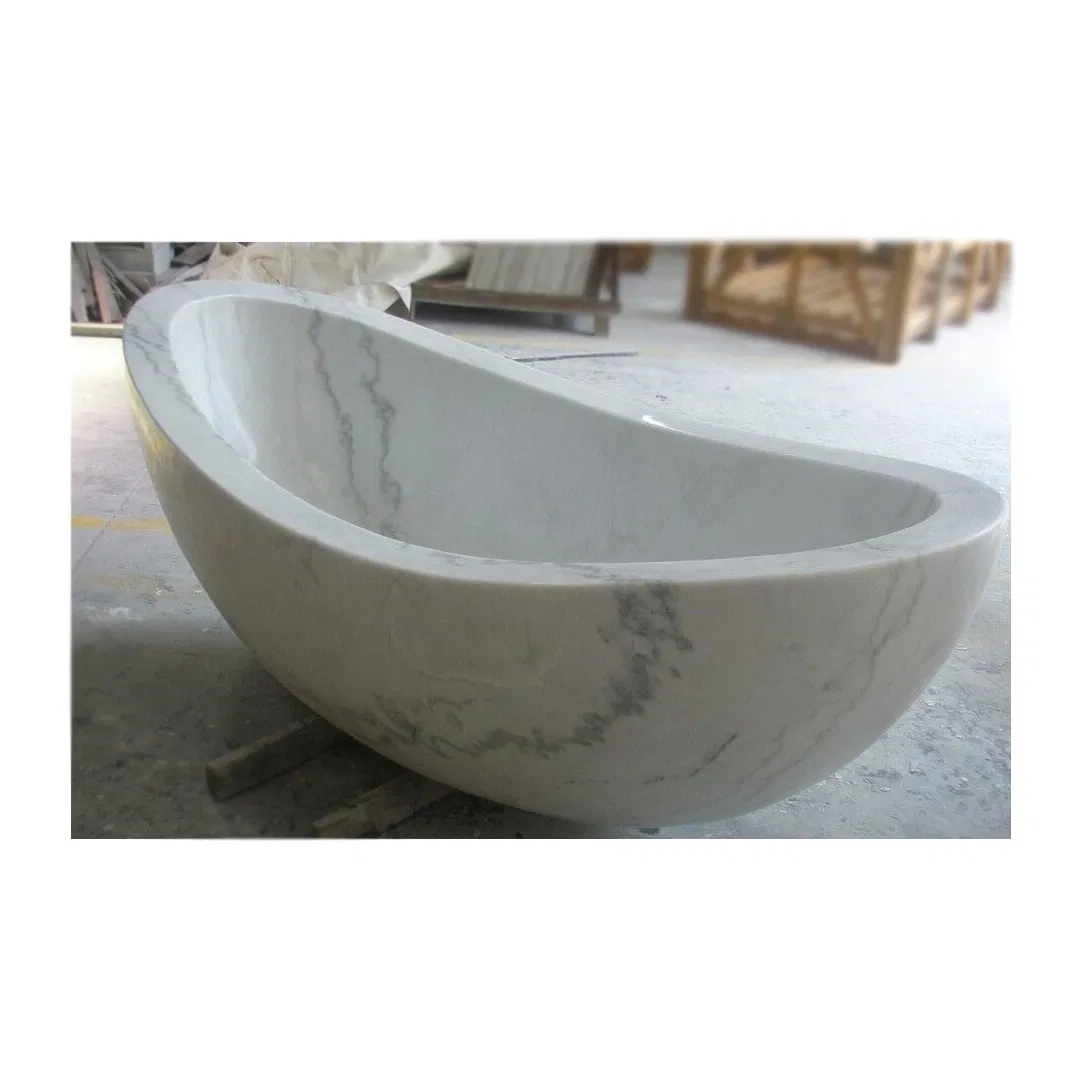 Белая отдельностоящая ванна в стиле минимализм с серым узором