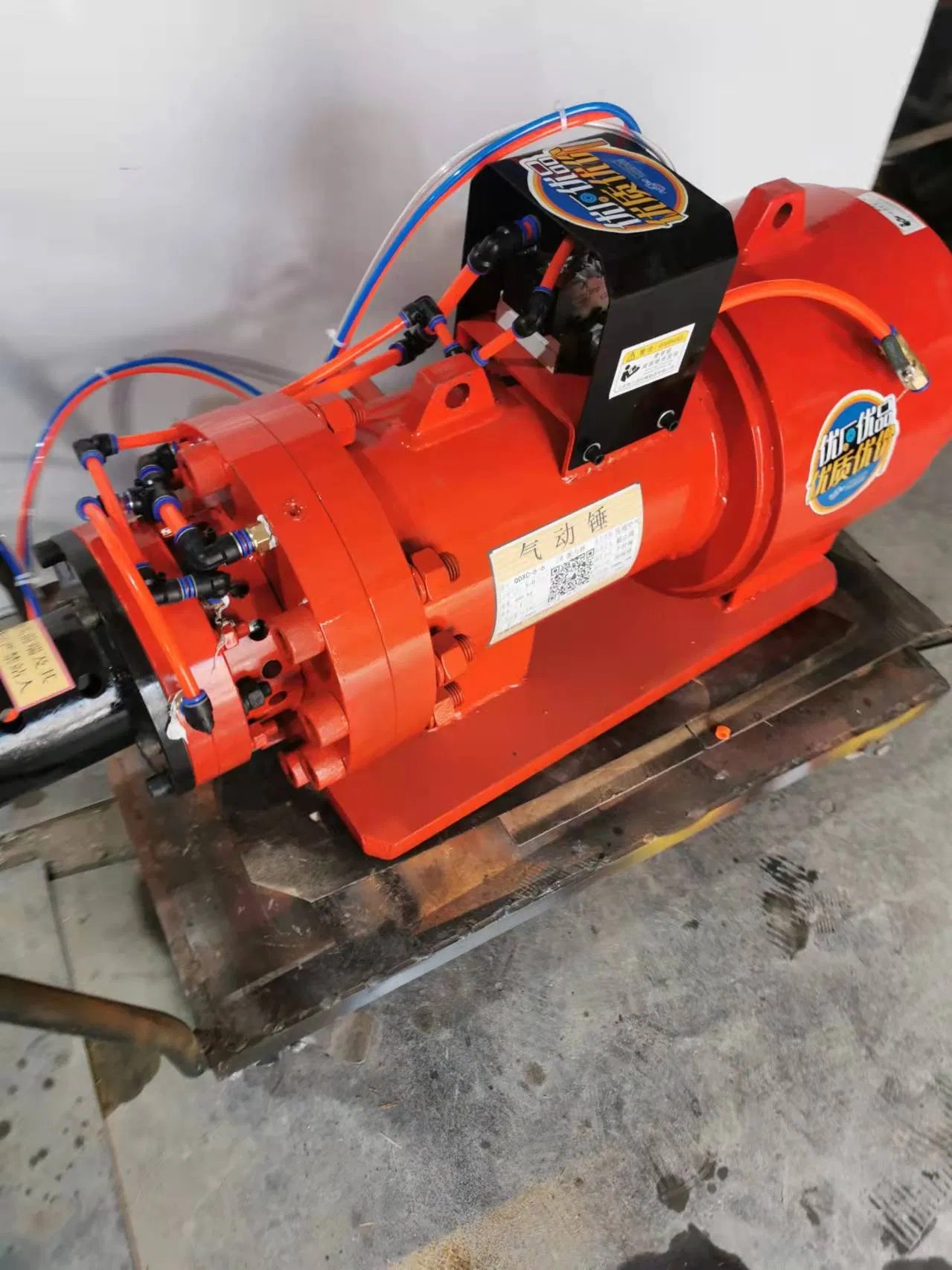 Промышленный пневматический молот для ковки металла