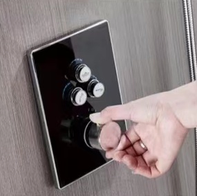 Смеситель для ванны с тремя функциями и дождевой лейкой