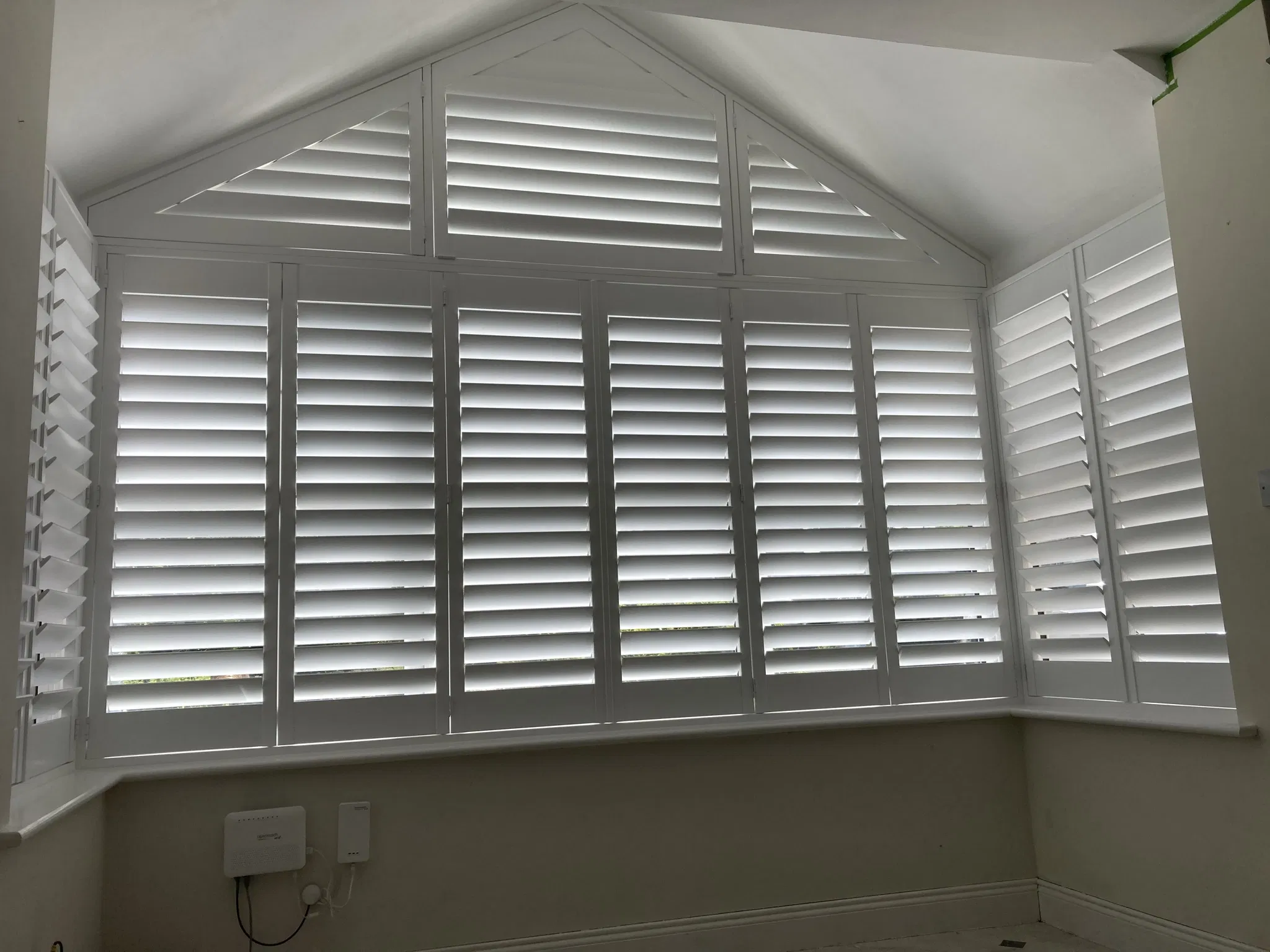 76mm Slat Pure White Color Beautiful Shaped Shutter