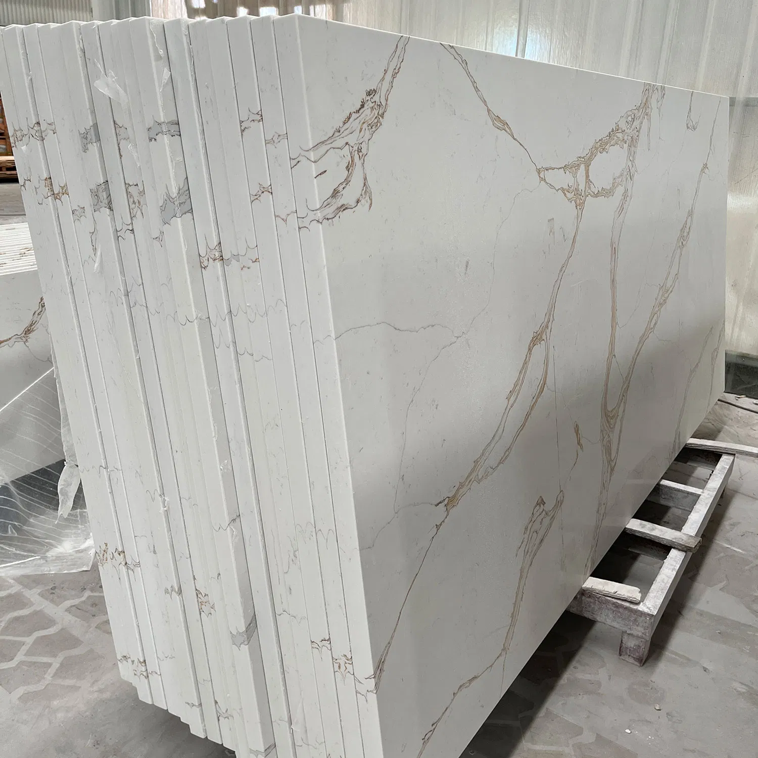 Customized Flat Edge Prefab Polished Calacatta White Quartz Slab Stone Kitchen Countertop