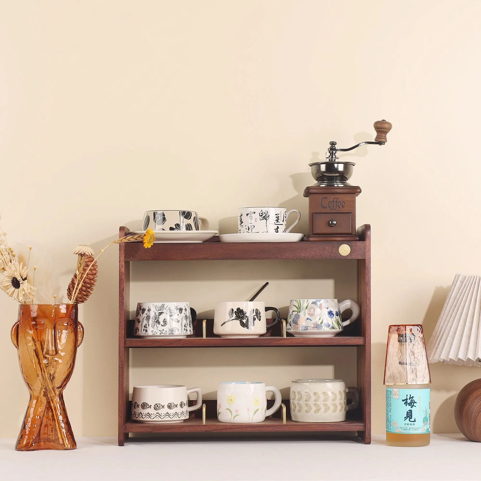 Акриловая полка для кухни: хранение чашек и специй