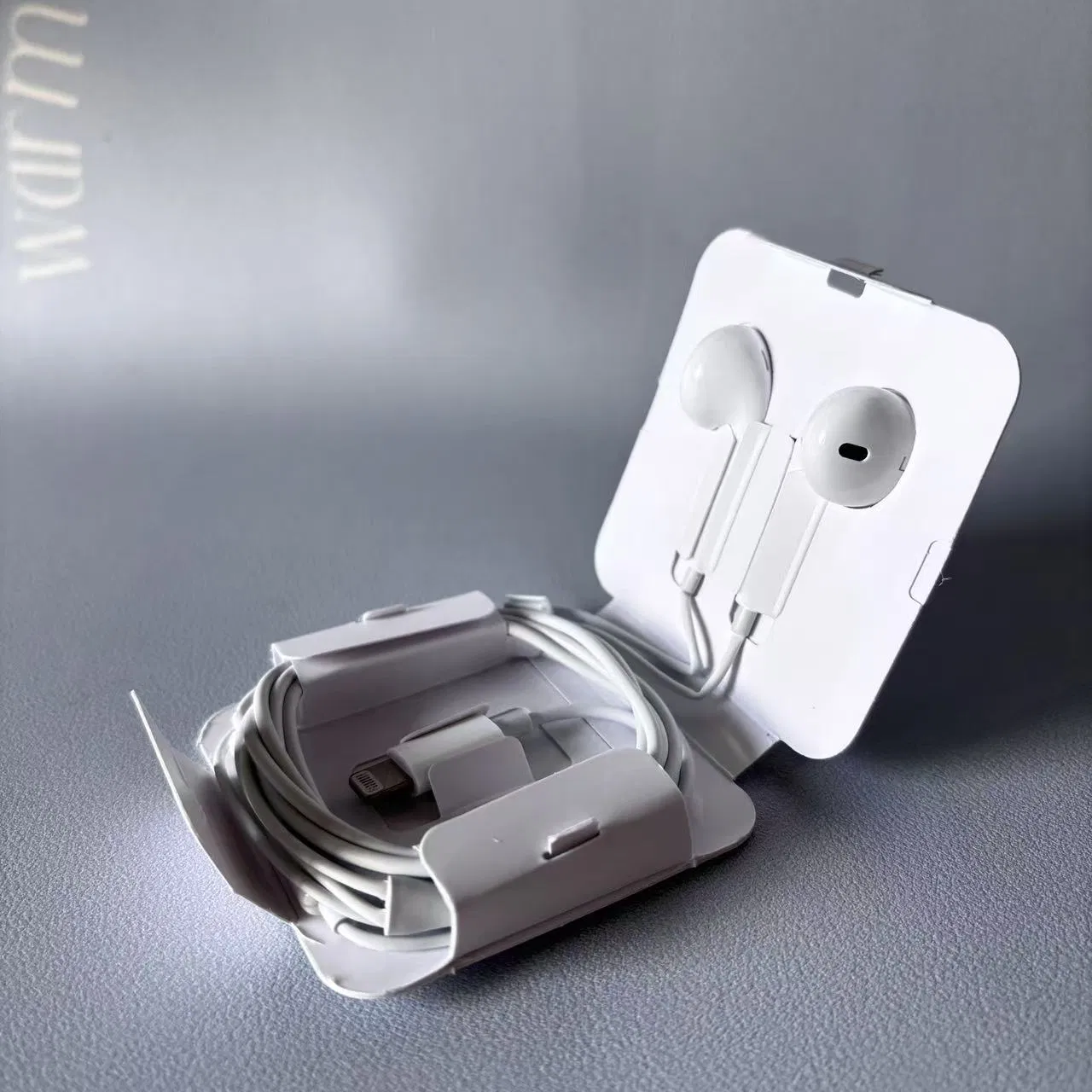 Беспроводные наушники-вкладыши с кабелем, управление музыкой