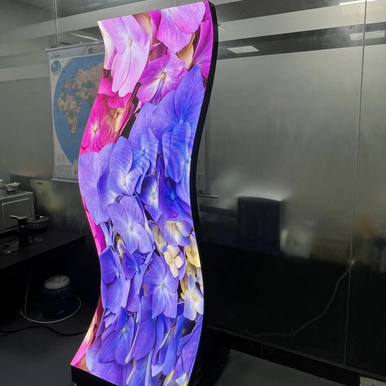 Sexi Shape Customizable LED Billboard IP65 Commercial Advertising Video Poster