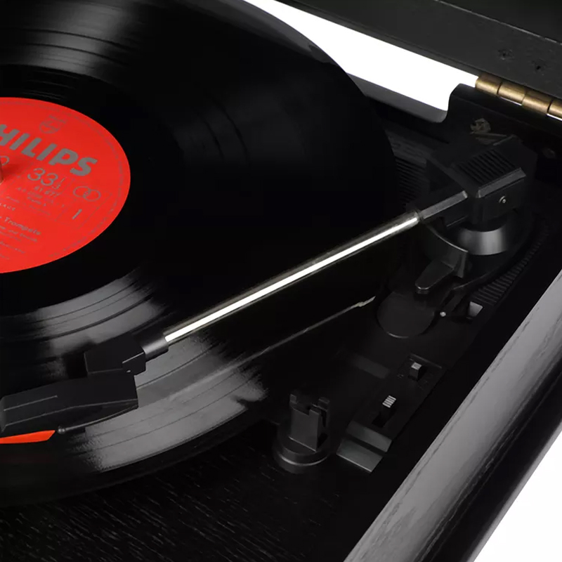 Портативный проигрыватель винила с радио и Bluetooth