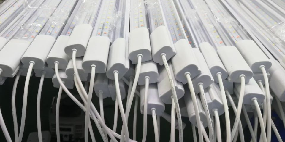 Магнитный светодиодный профиль для полок с регулируемой длиной