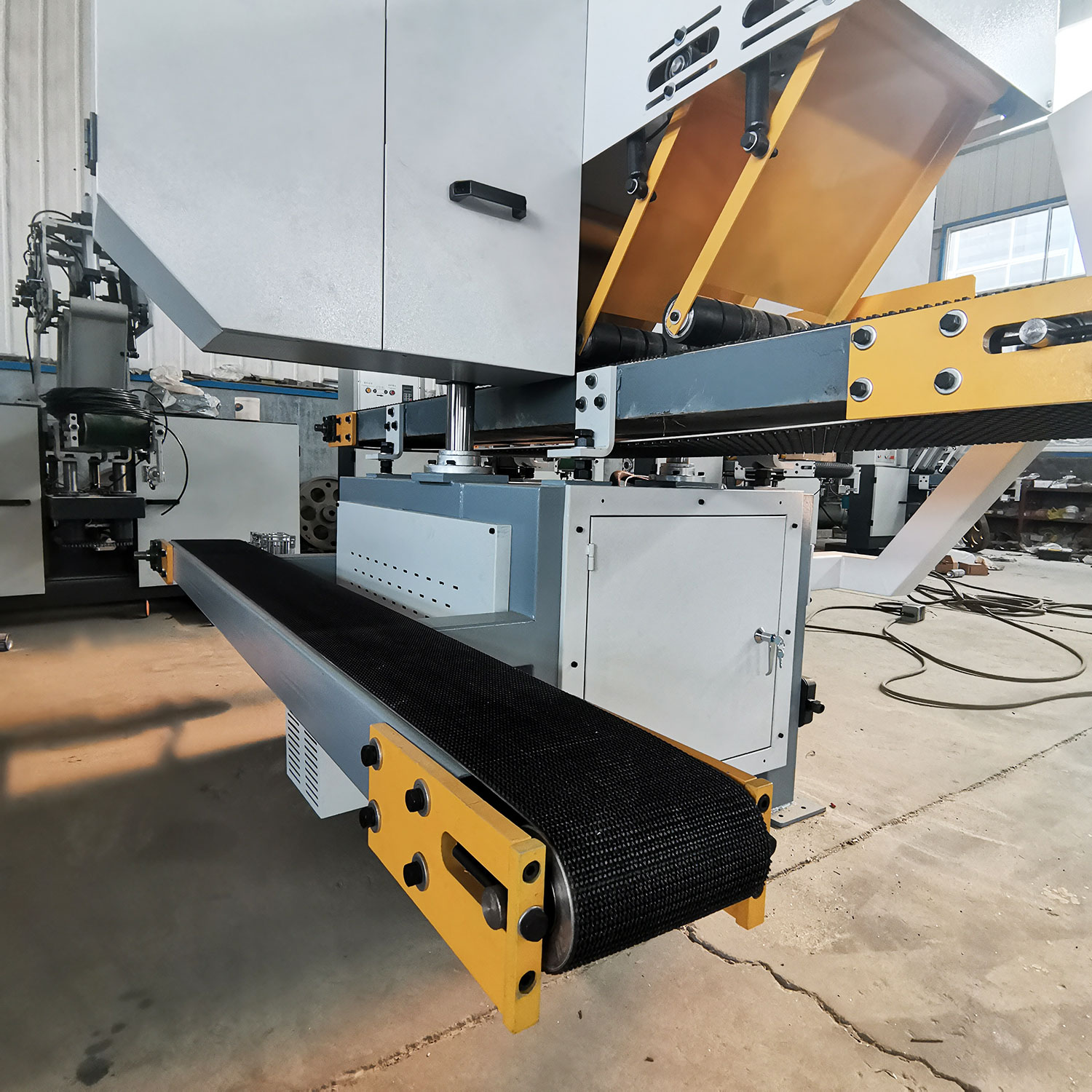 Ленточная пила по дереву горизонтальная автоматическая на колесах MJ400