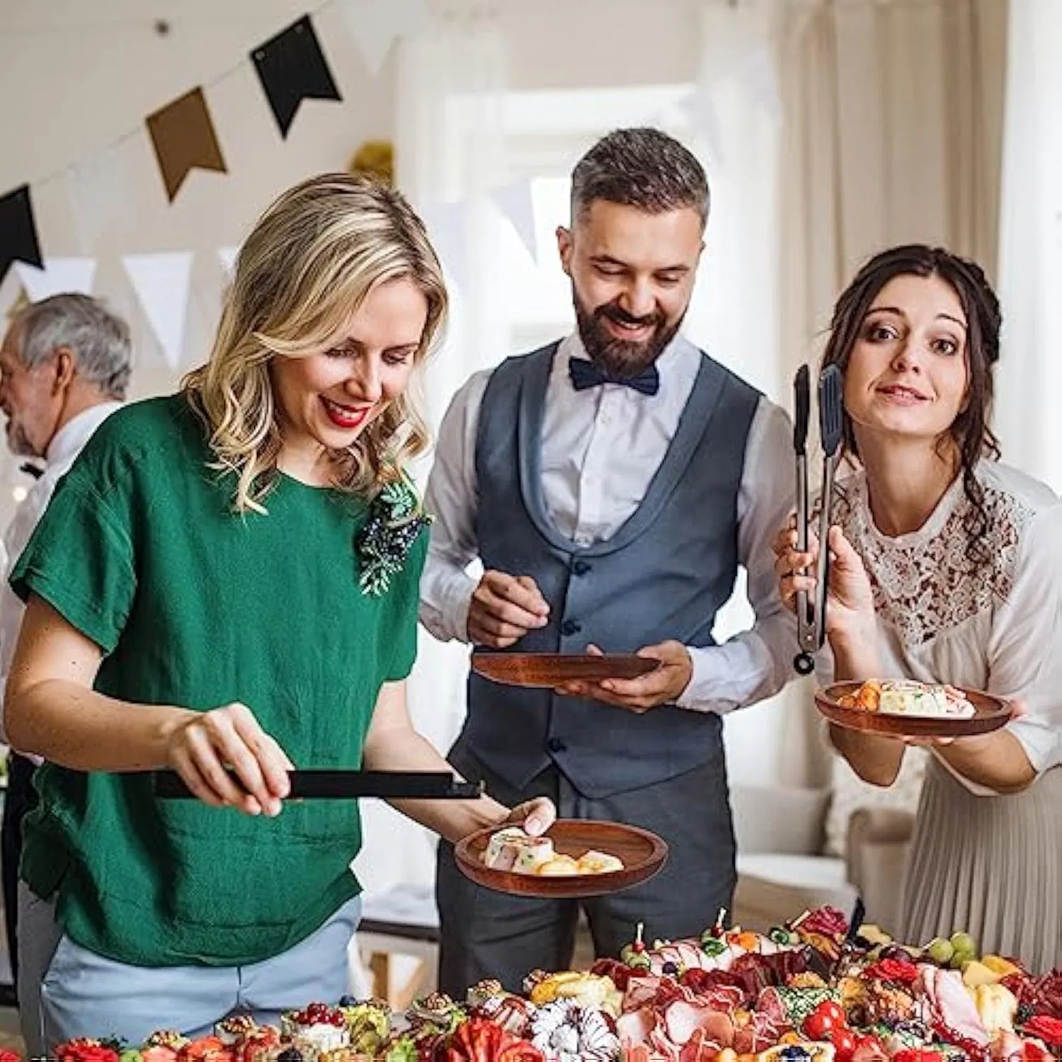 Wholesale Restaurant Eco Friendly Round Acacia Wood Food Serving Snack Canape Wooden Coasters Plate for Steak Dessert Cake Salad