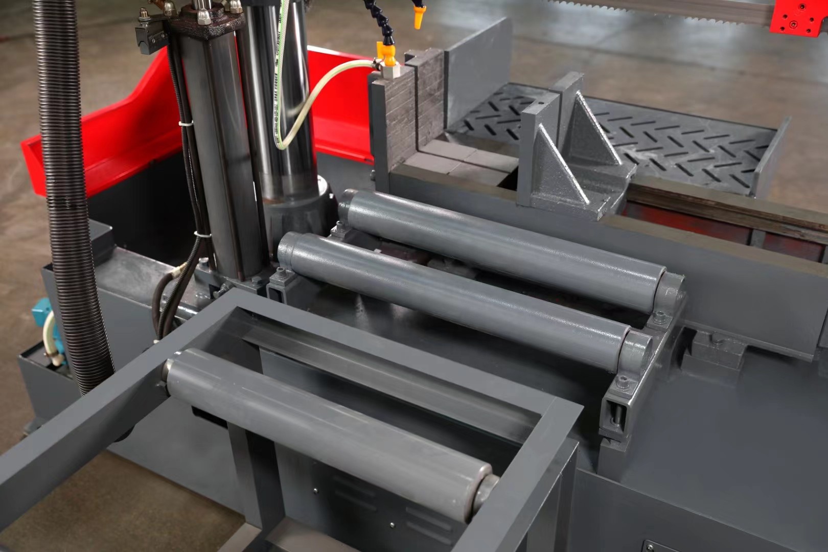 Ленточнопильный станок по металлу автоматический горизонтальный