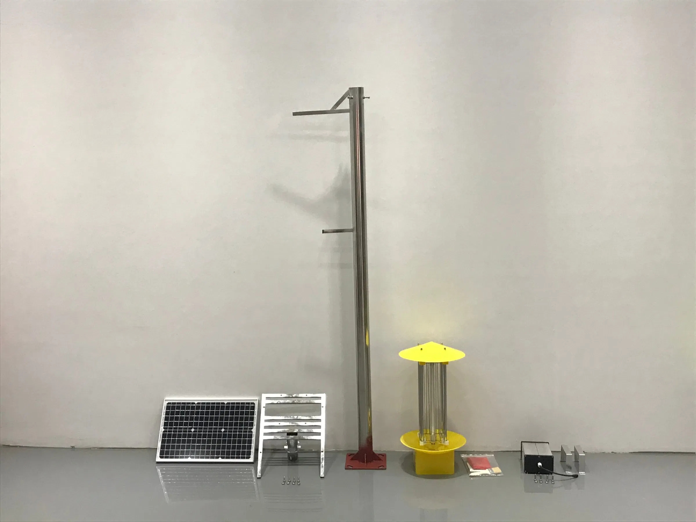 Solar Pest Killing Light Esavior 15W IP66 Ce RoHS ISO TUV for Farm Using
