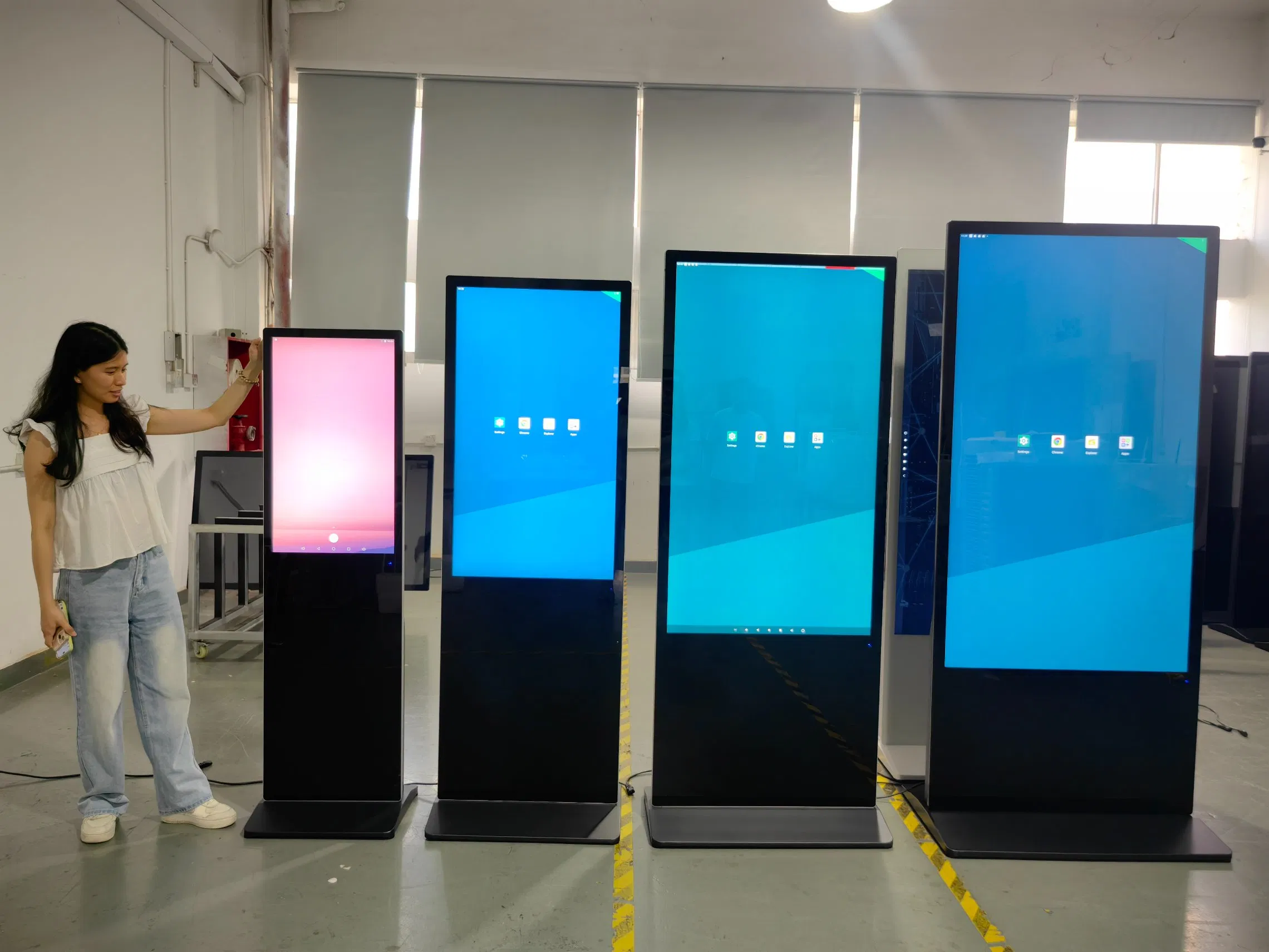 43-дюймовый LCD киоск-тотем с сенсорным экраном