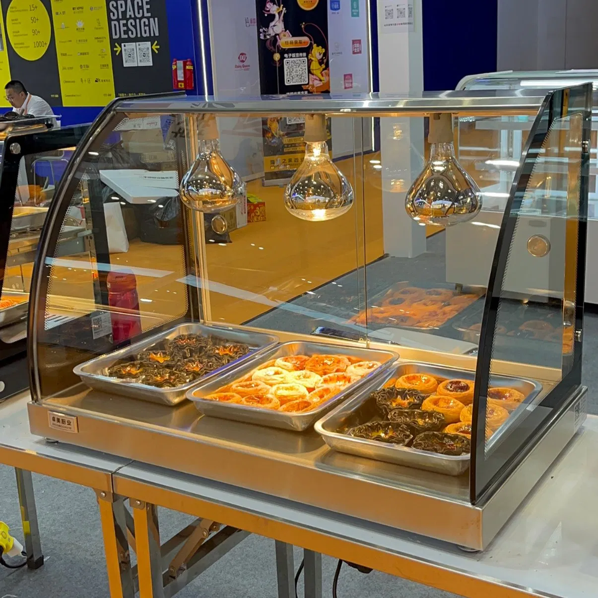 Corner Design Heated Display Cabinet Maximizes Space Utilization in Food Service Areas