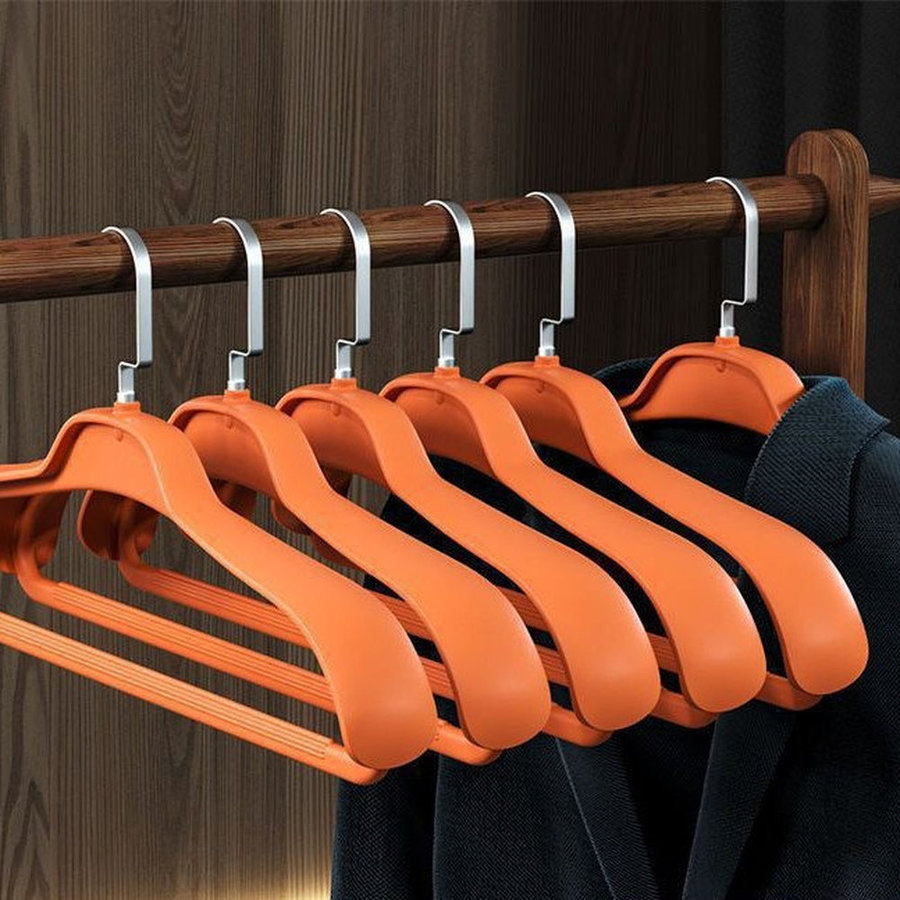 Пластиковая вешалка для одежды с широкими плечиками