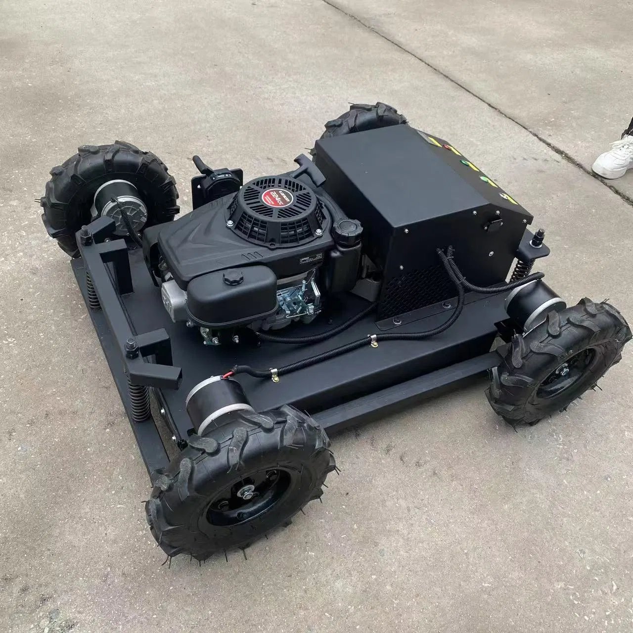 Бензиновый самоходный робот-газонокосилка с дистанционным управлением