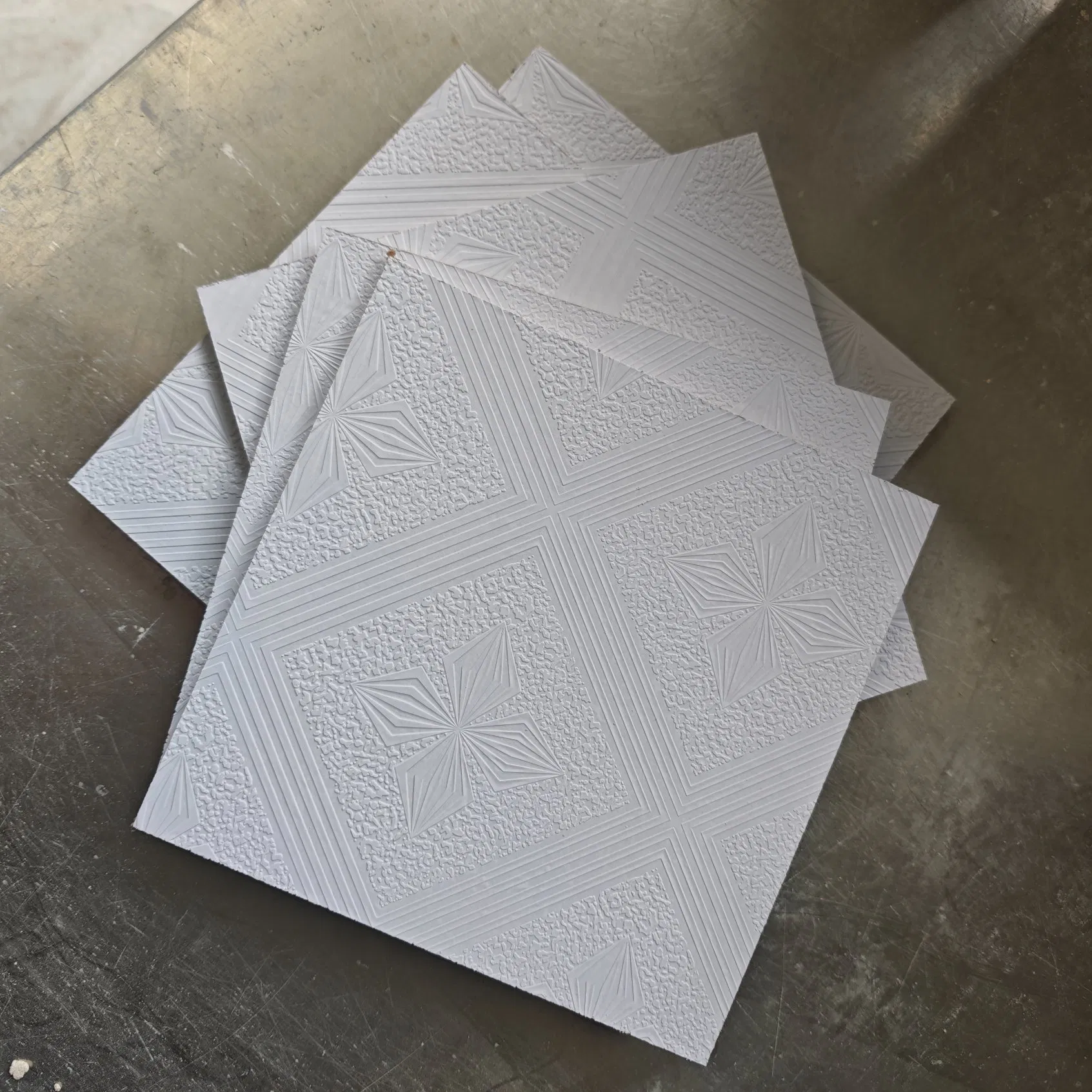 White Colore with Different Patterns PVC Laminated Gypsum Board for Ceiling Title