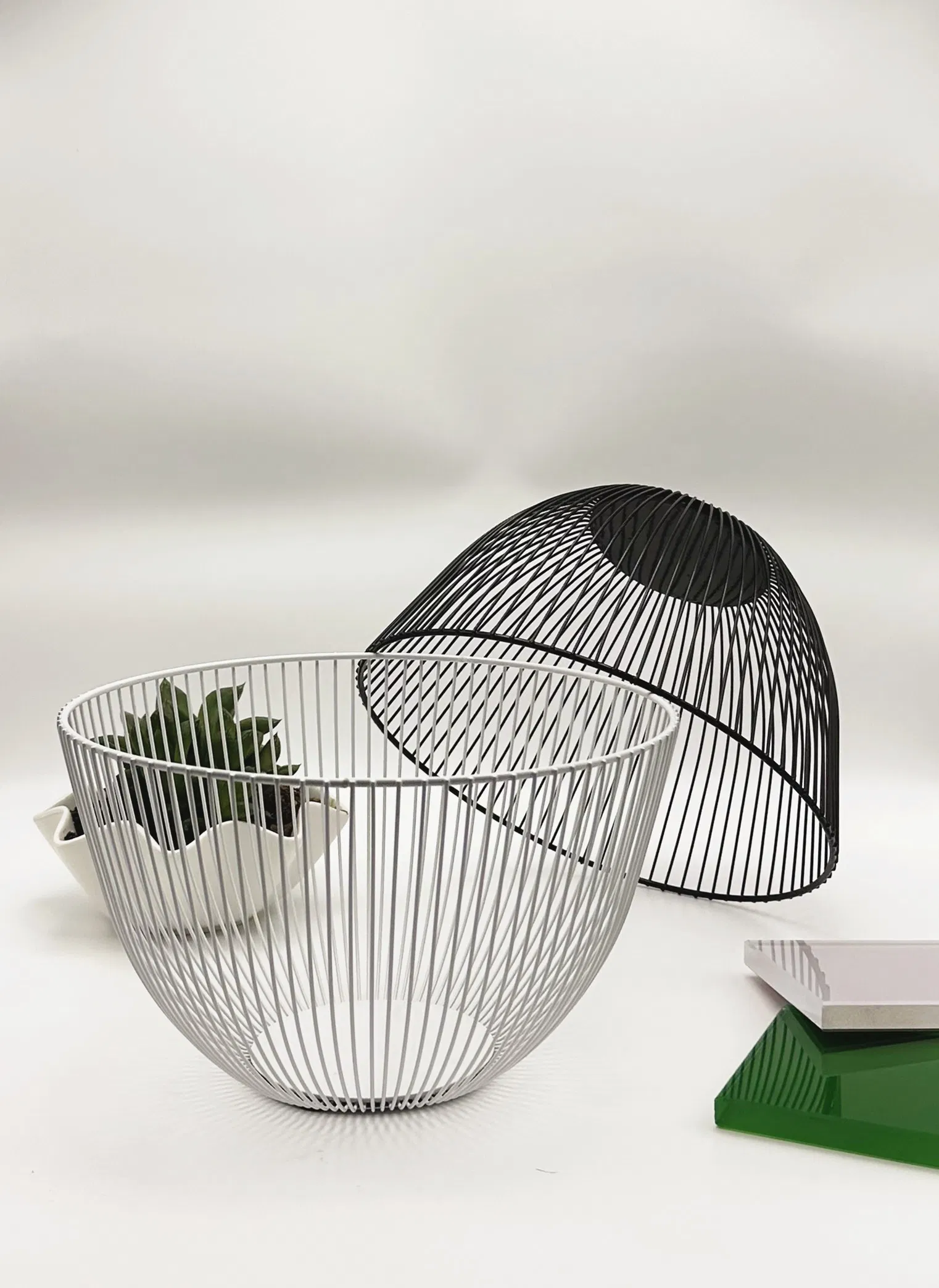 Стильная металлическая фруктовница для современного дома