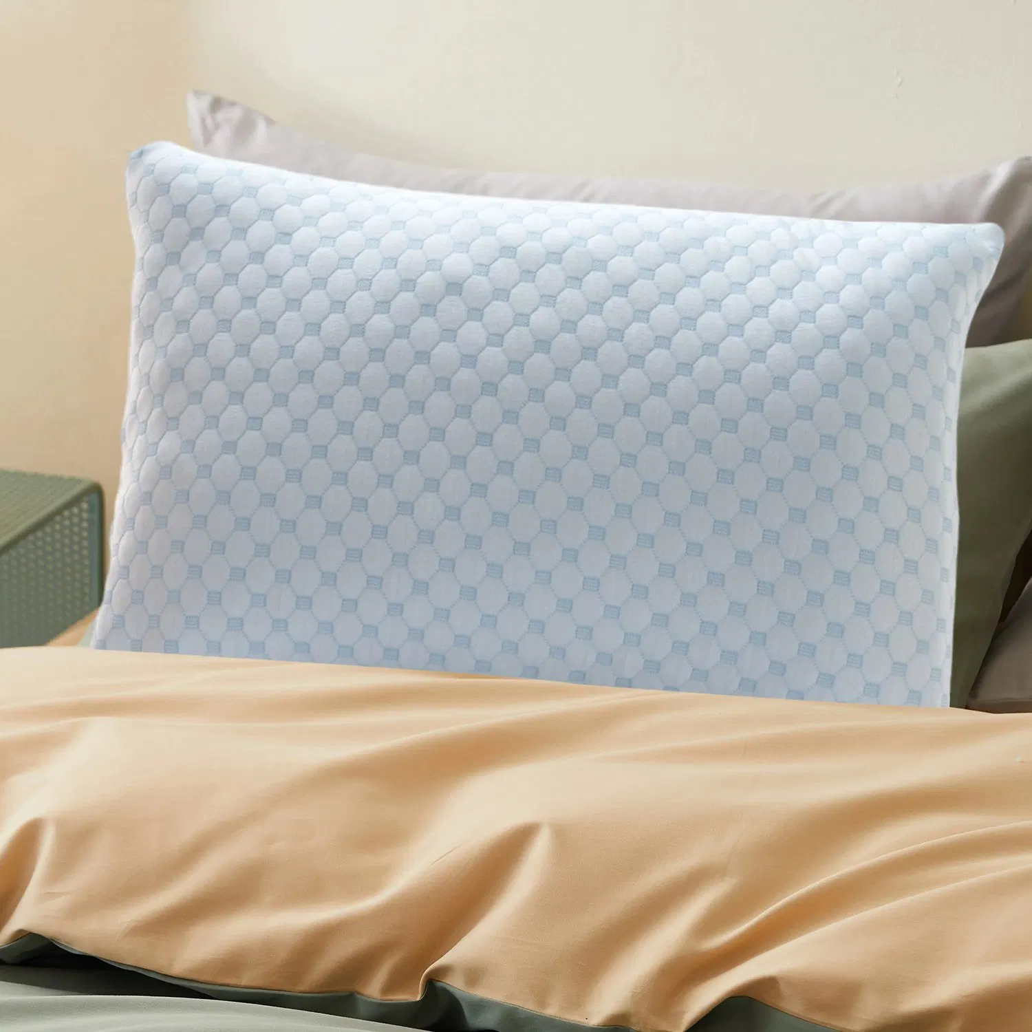 Factory Outlet Shredded Memory Foam Summer Cooling Rest Cozy Bed Pillows with Double Sided Removable Cover