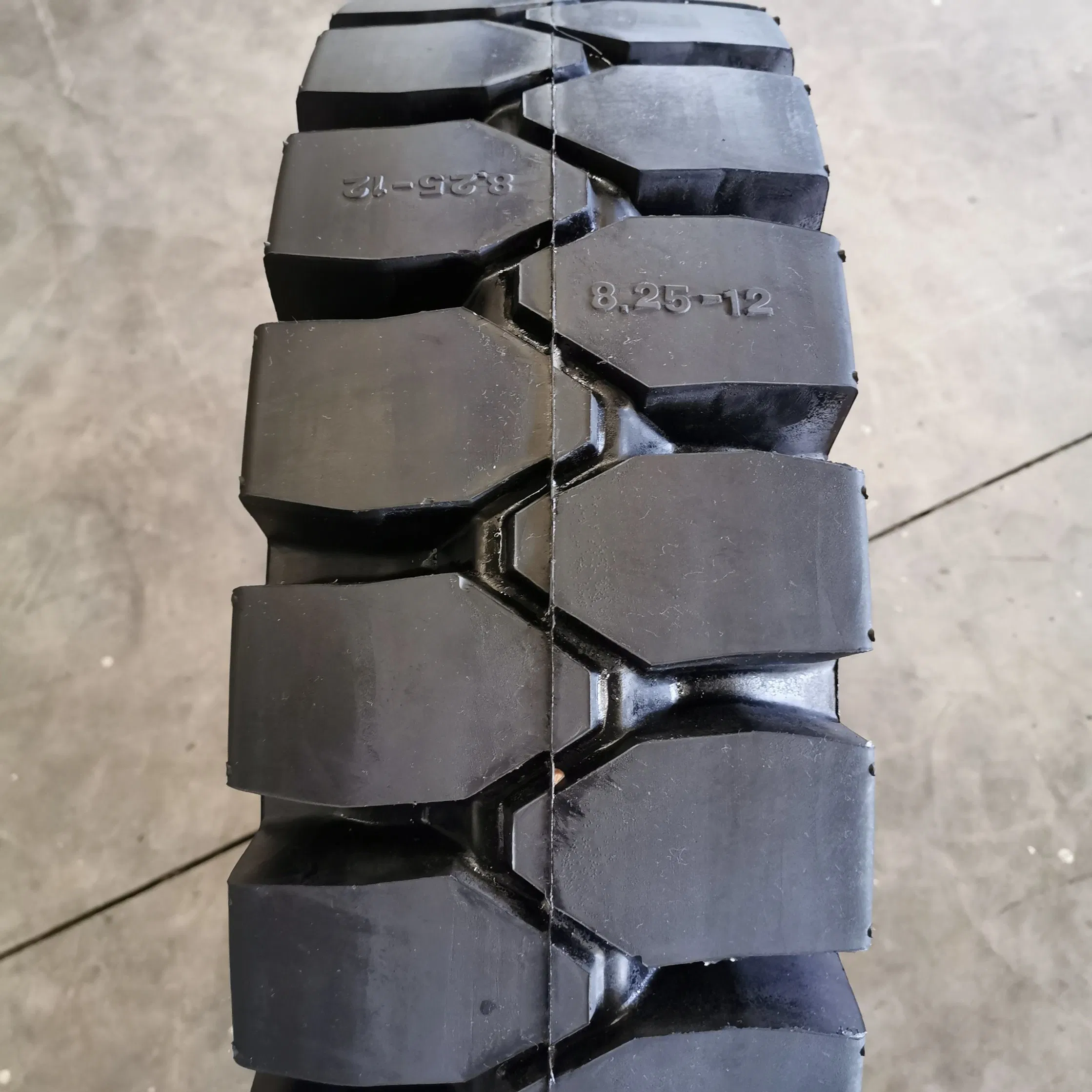 Шина карьерного самосвала 13.00R25