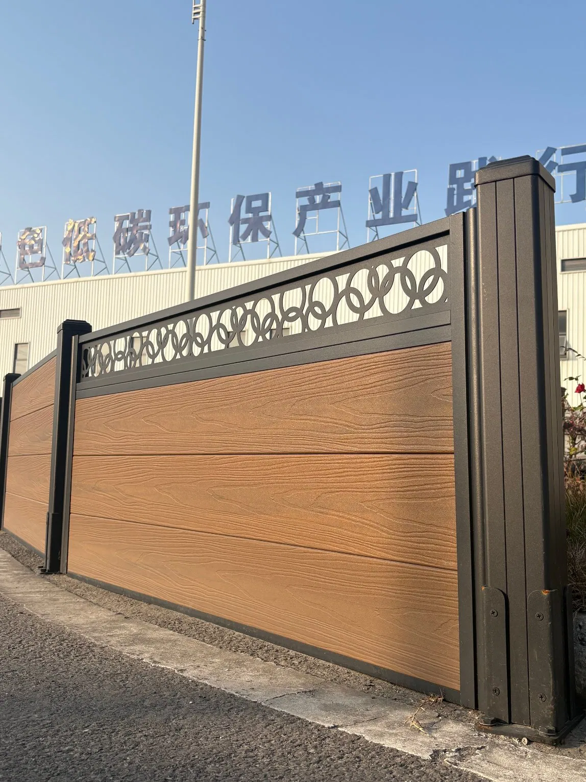 Windproof Sturdy WPC Fence Aluminum Posts Privacy Protection Waterproof Design