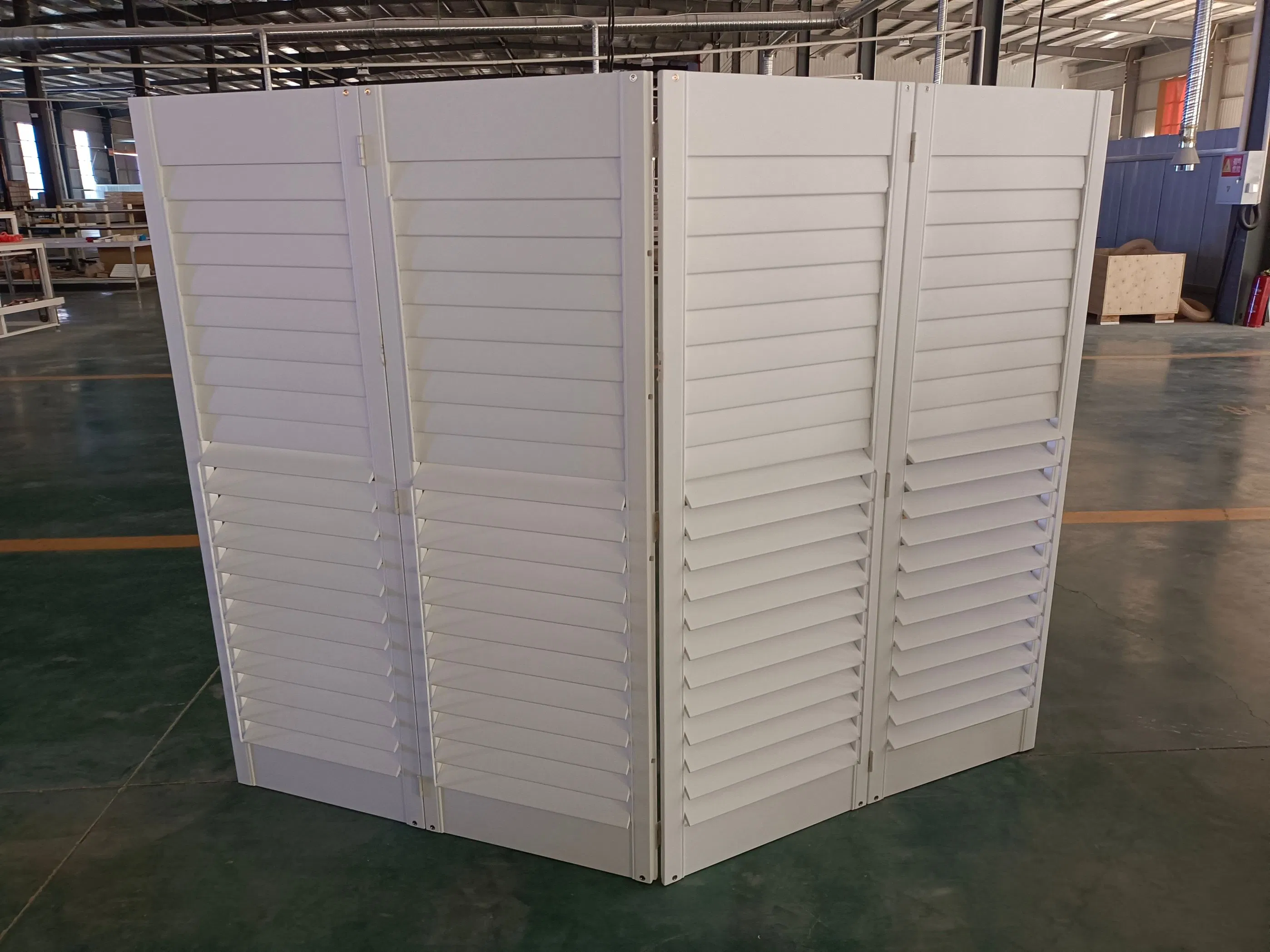Customized Colors PVC Vinyl Plantation Interior Shutters Alloy Types