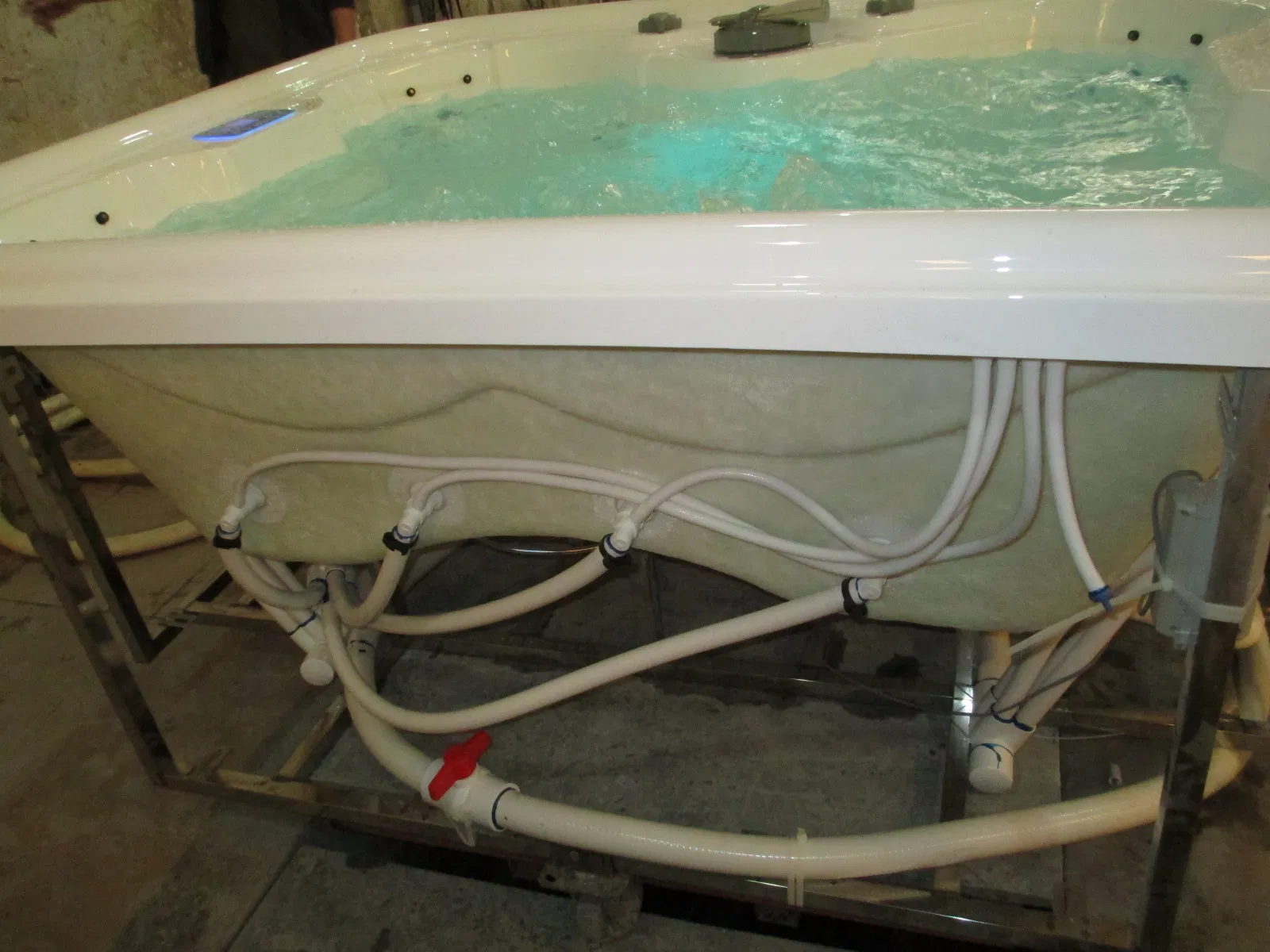 Маленькая угловая СПА ванна с гидромассажем и двумя лежаками