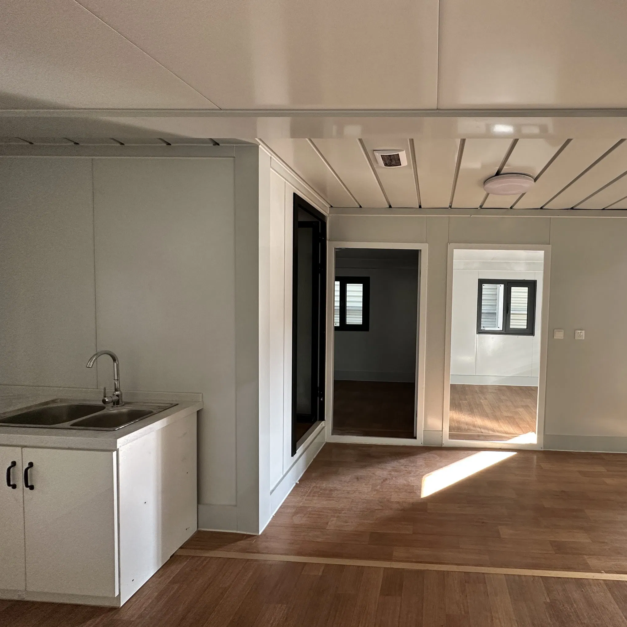 20FT/40FT Flat Pack Shipping Container Prefab Steel Container House with Two Bedrooms for Home Villa Mall or School Use