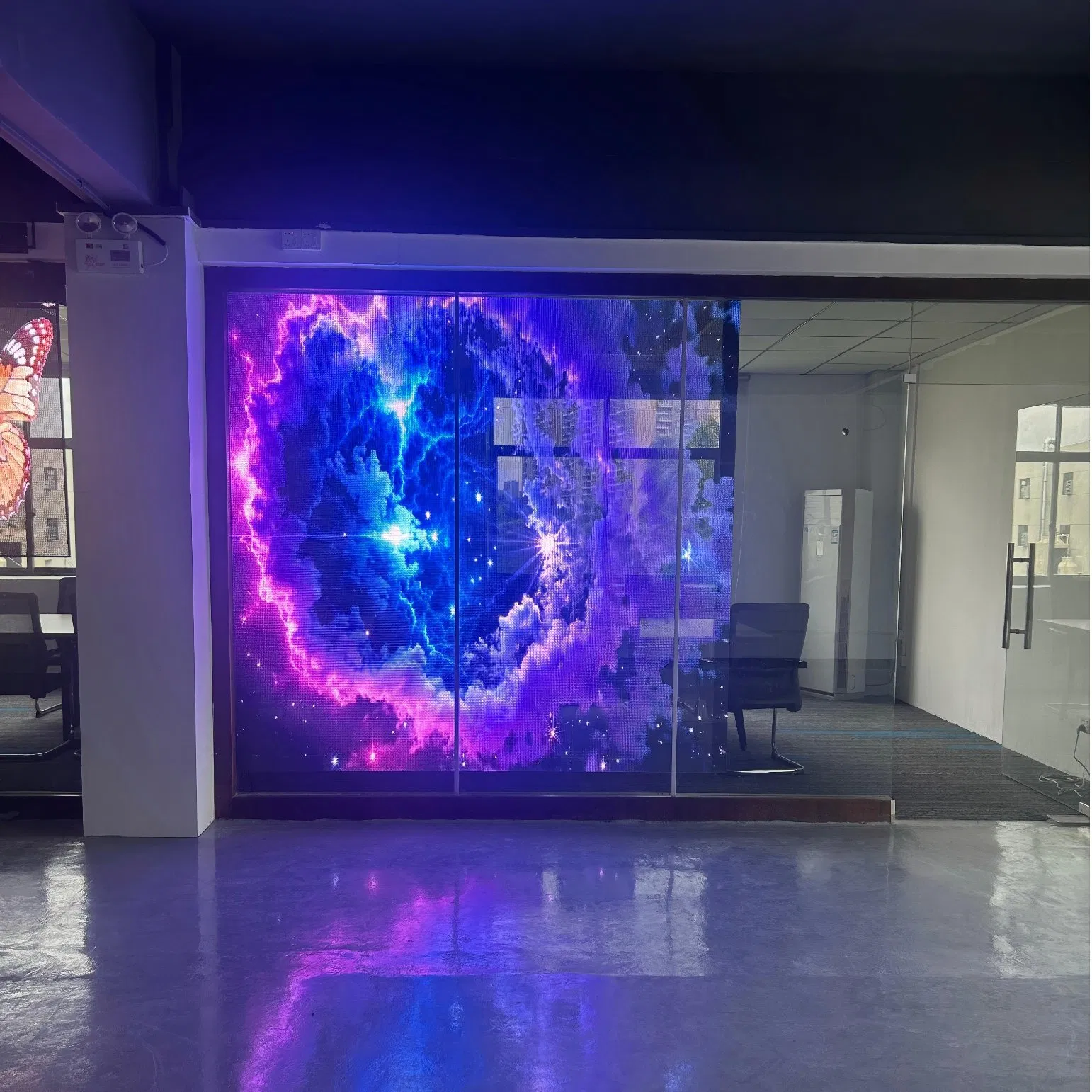 Прозрачный 3D LED-экран для рекламы в торговых центрах