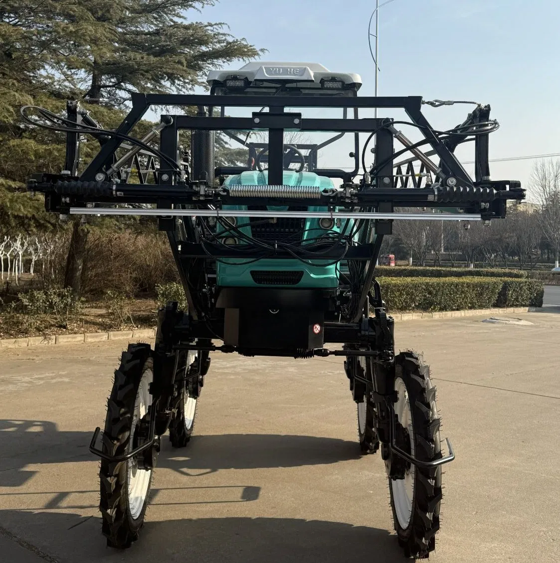 Самоходный опрыскиватель-распылитель YUHE 1000 л