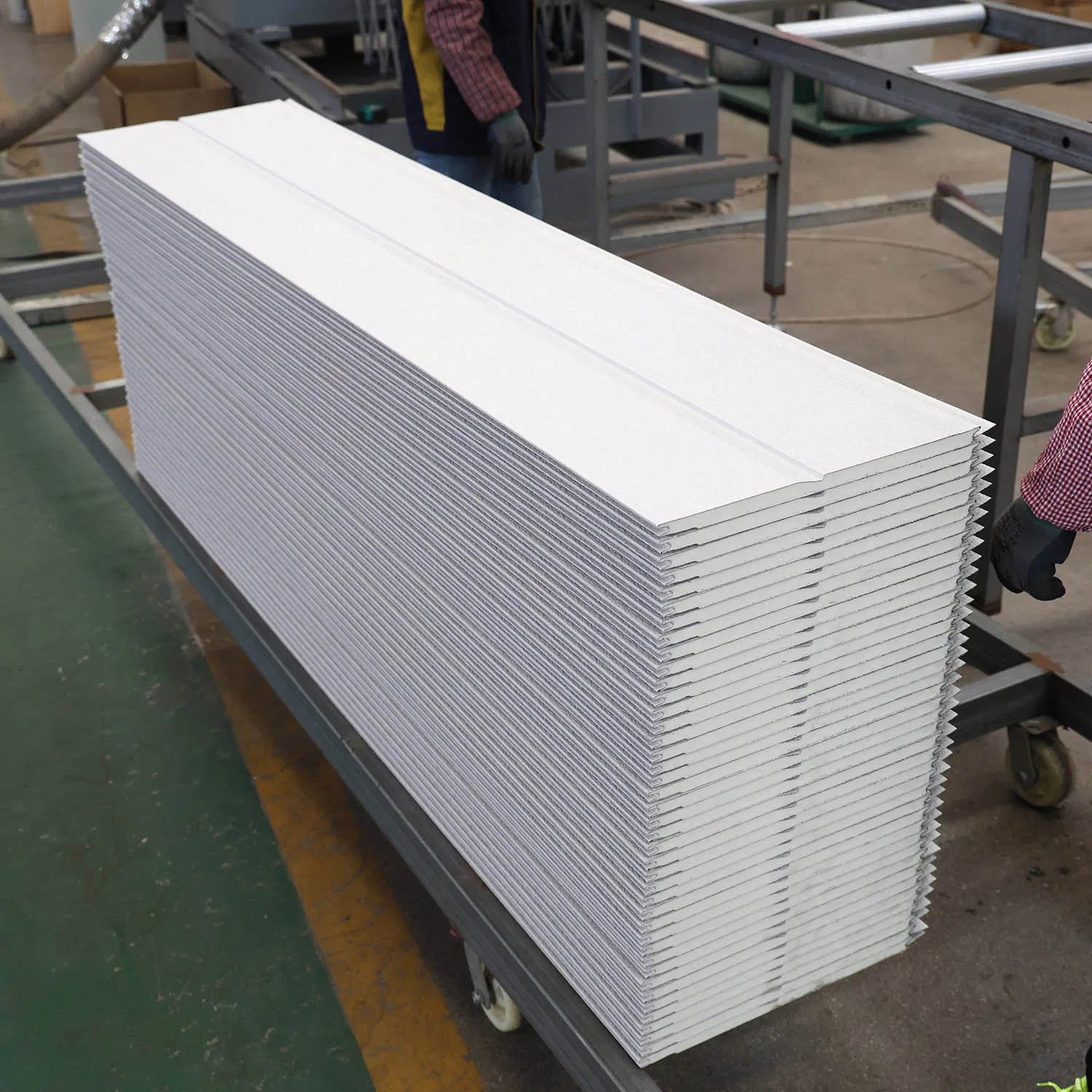 Factory Good Price 16mm 20mm 25mm Metal Sandwich Panel Insulated Polyurethane Foam Exterior Insulation House Decorative Metal Siding Waterproof Panels