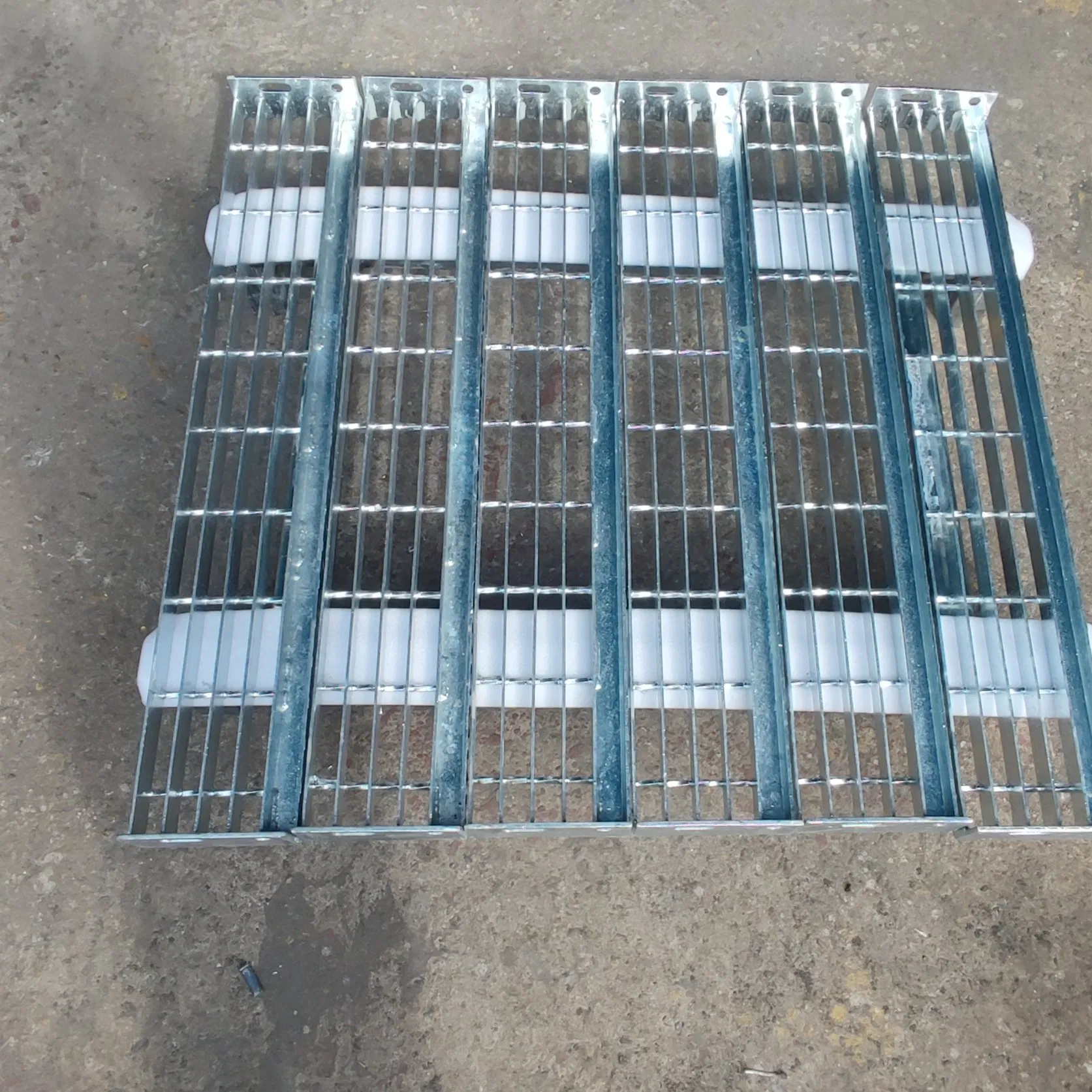 Industrial Light Steel Structure Staircase Grating Treads