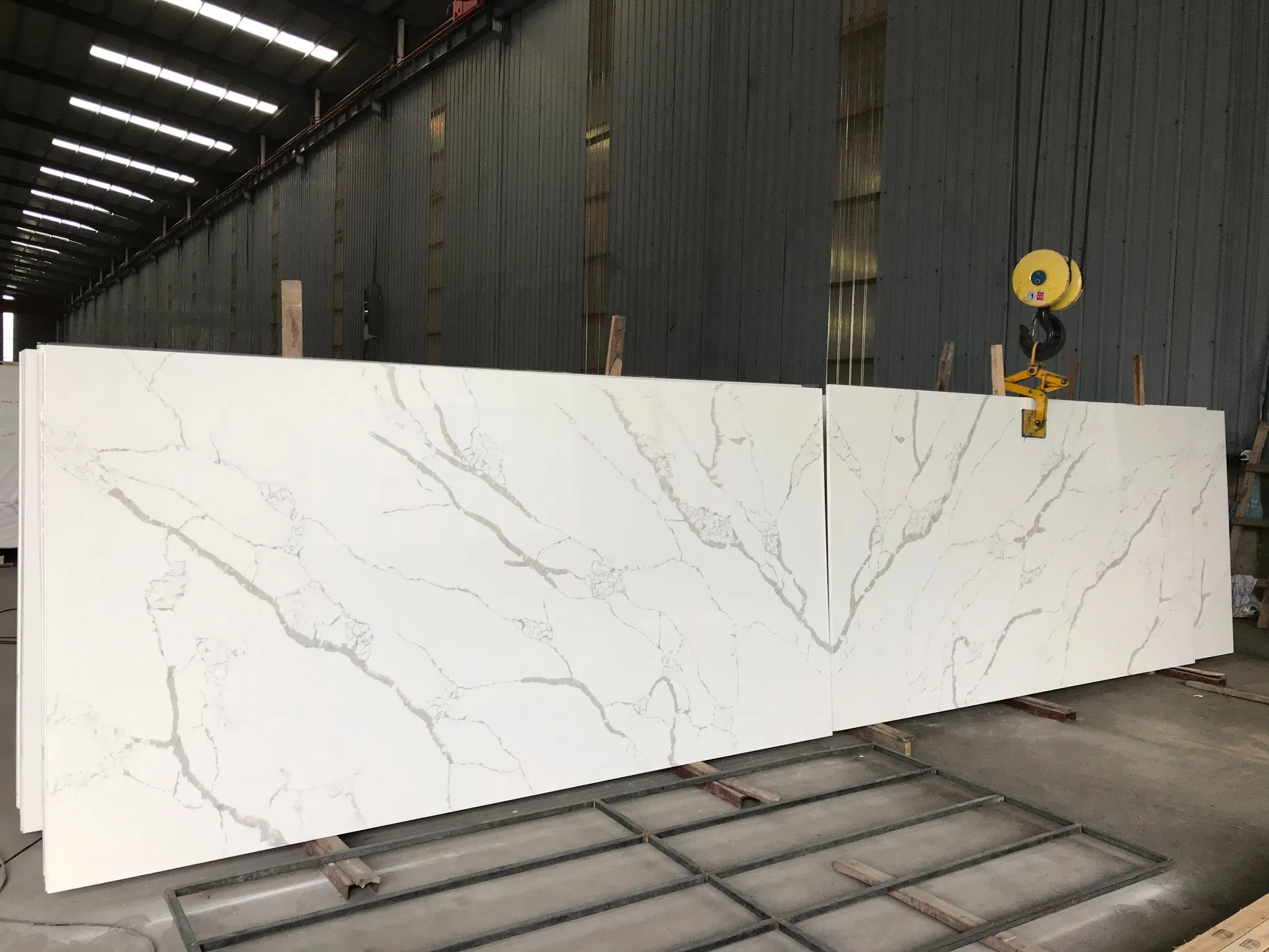 0% Silica Quartz Slab Wholesale Factory Price Calacatta White Artificial Quartz Stone for Kitchen Island Countertop