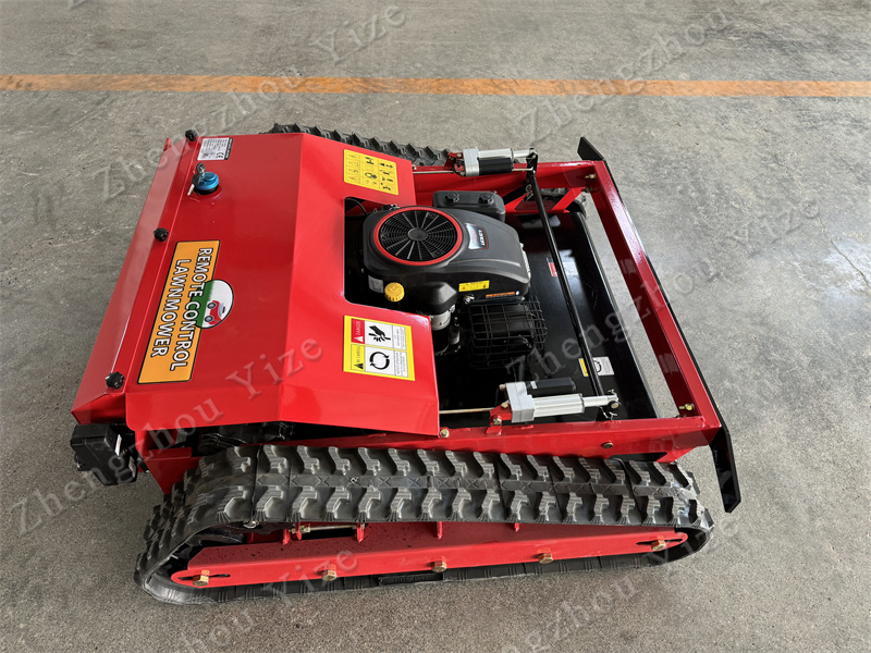 Робот-газонокосилка с бензиновым двигателем и пультом ДУ