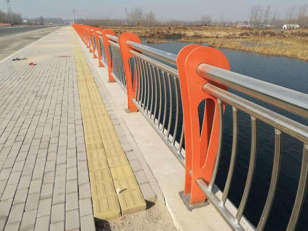 Top Supplier Anti-Collision Traffic Guardrail Carbon Steel Can Be Customized Bridge Guardrail Beam