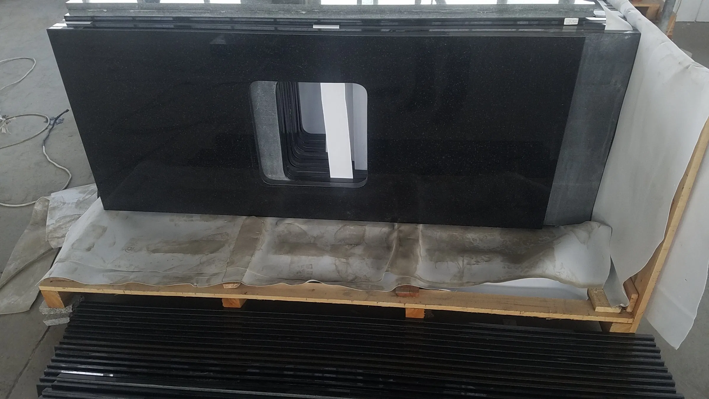 India Black Granite Natural Granite Stone Cuntertop Honed Surface