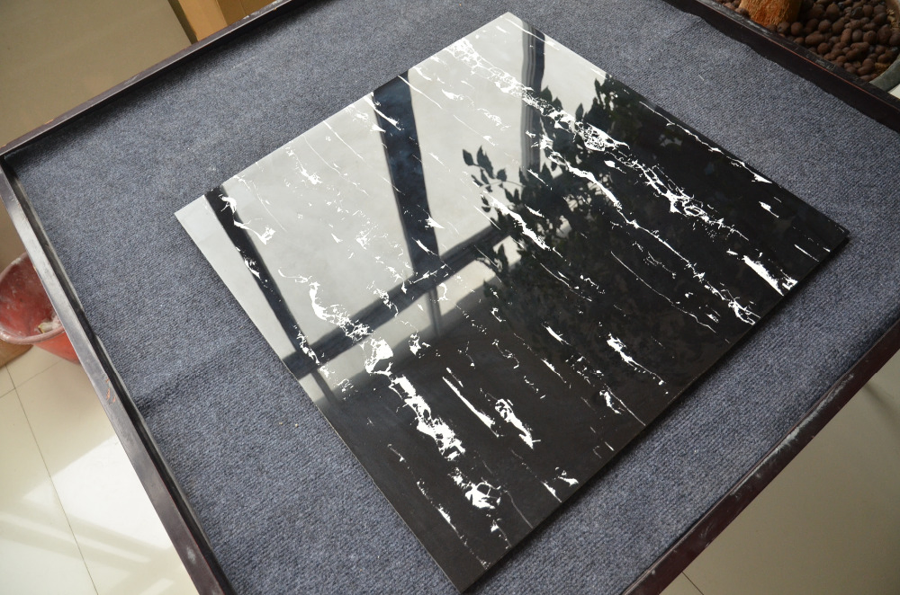 Плитка напольная полированная 600x600 Black White Stripe