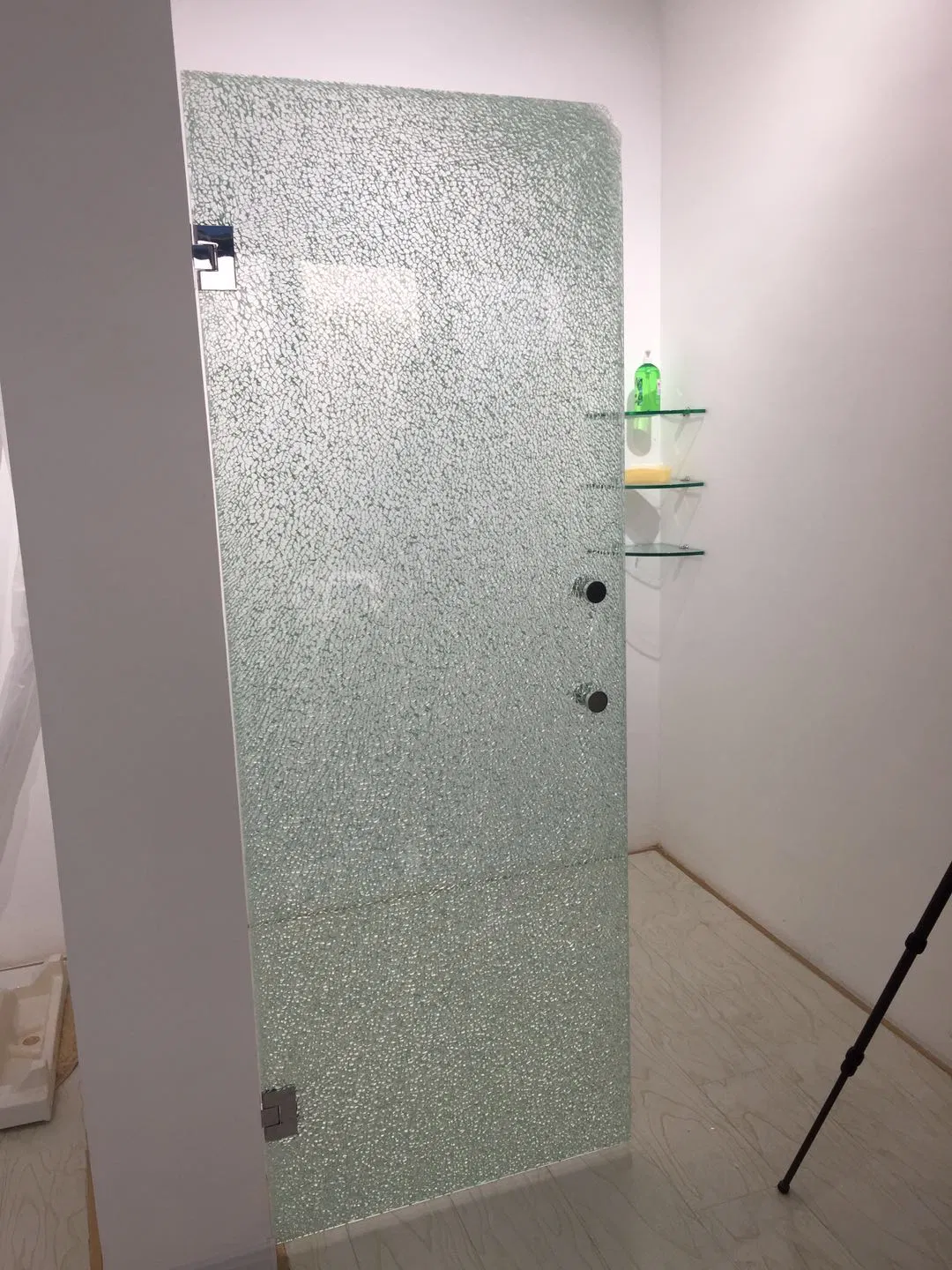 Qingdao Factory 8mm 10mm 12mm Flat Clear /Frosted Toughened Safety Door Glass for Shower / Bathroom Door