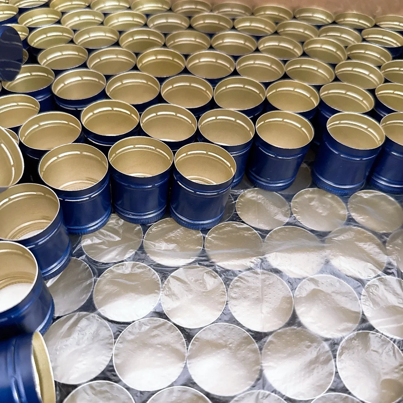 Manufacture Air Tight Blue Aluminum Screw Cap for Whisky Glass Bottle