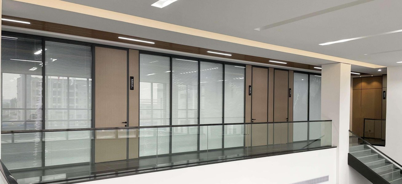 Soundproof Modern Visible Framed Louver Office Partition Separation Blustrade Shopfront
