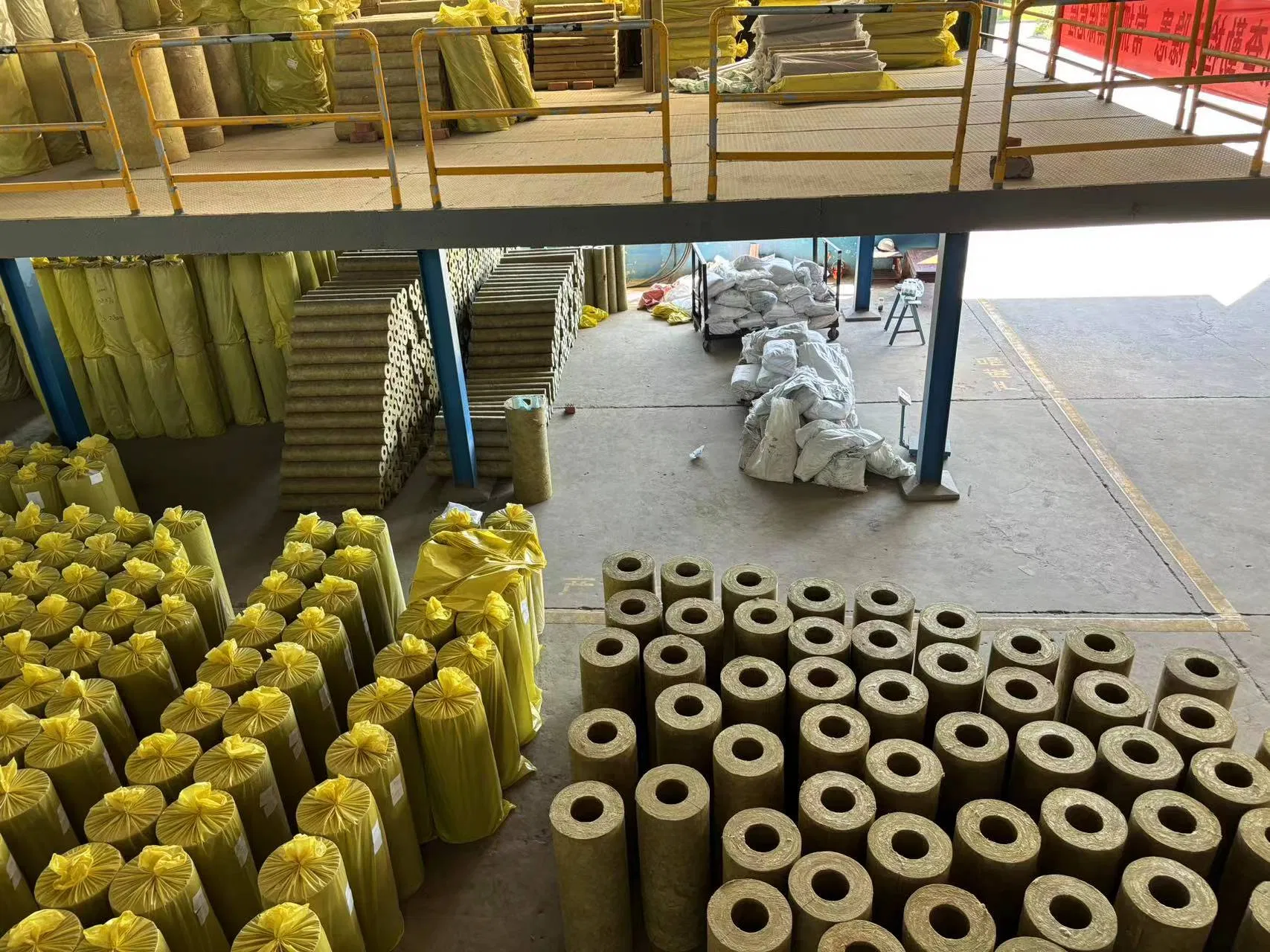 CE Thermal Soundproof Insulation Material 100 120 150kg/M3 Density Rock Wool Pipe Rockwool