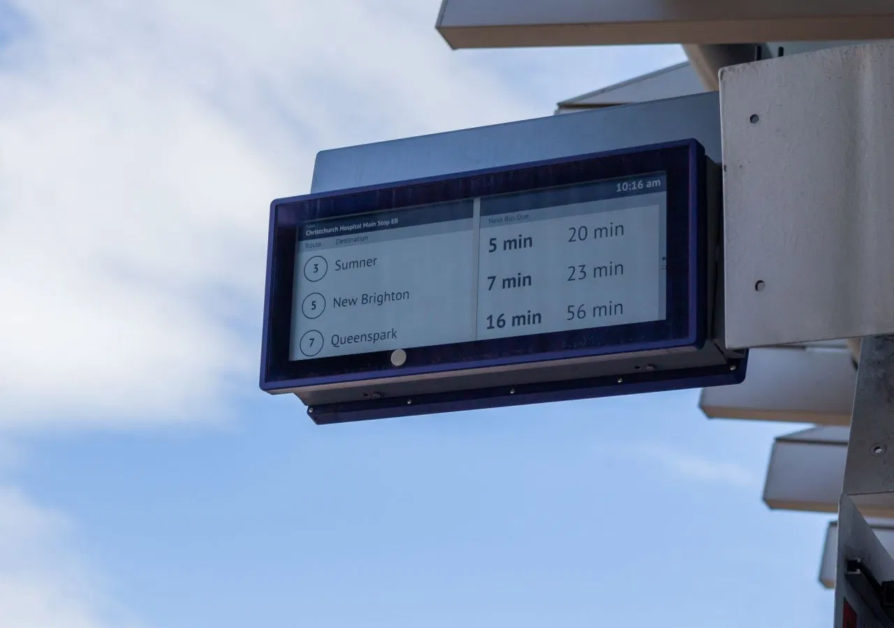 13.3inch 31.2inch Eink Digital Signage with Solar Panels Advertisement for Bus Stop Shelter