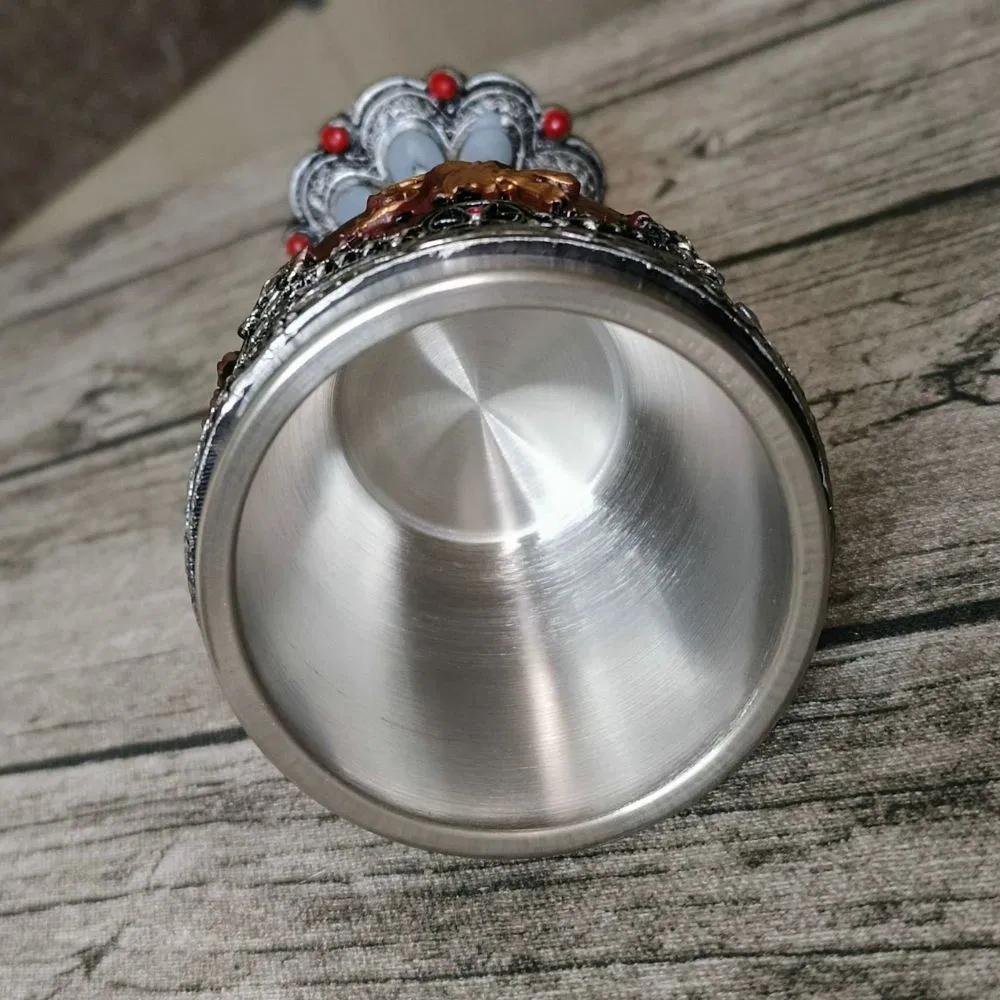 Средневековый винный кубок в готическом стиле