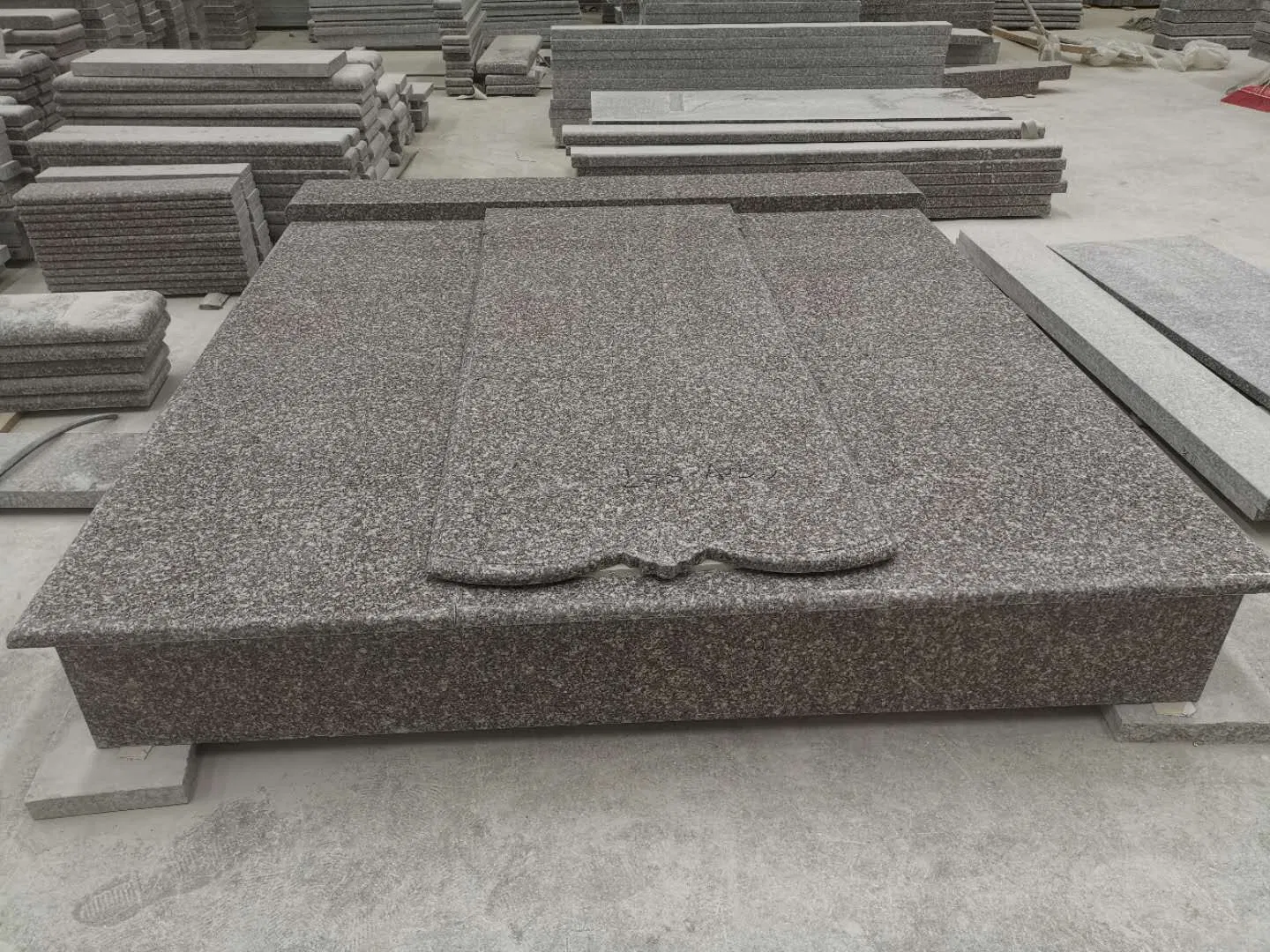 Custom Design Popular Granite Tombstone for Poland Style