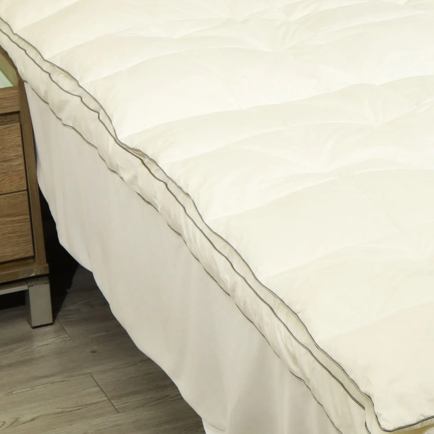 Super Warm Mattress with Double Layer Filled 90% White Duck Down Insert