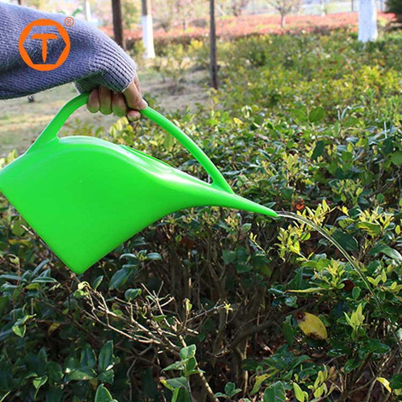 Portable 1.5L Soft Flow Multiple Color Lightweight Water Pot Garden Plastic Watering Can for Gardening